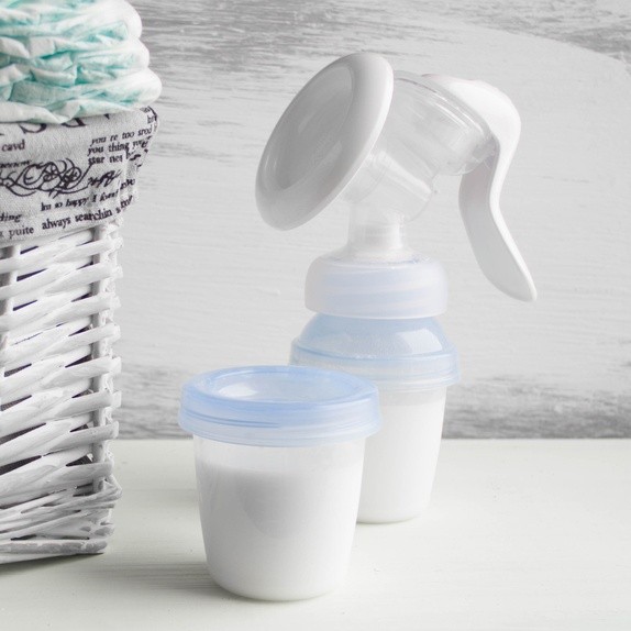 Bottiglia Per Il Latte Della Holding Del Neonato Immagine Stock - Foto 3