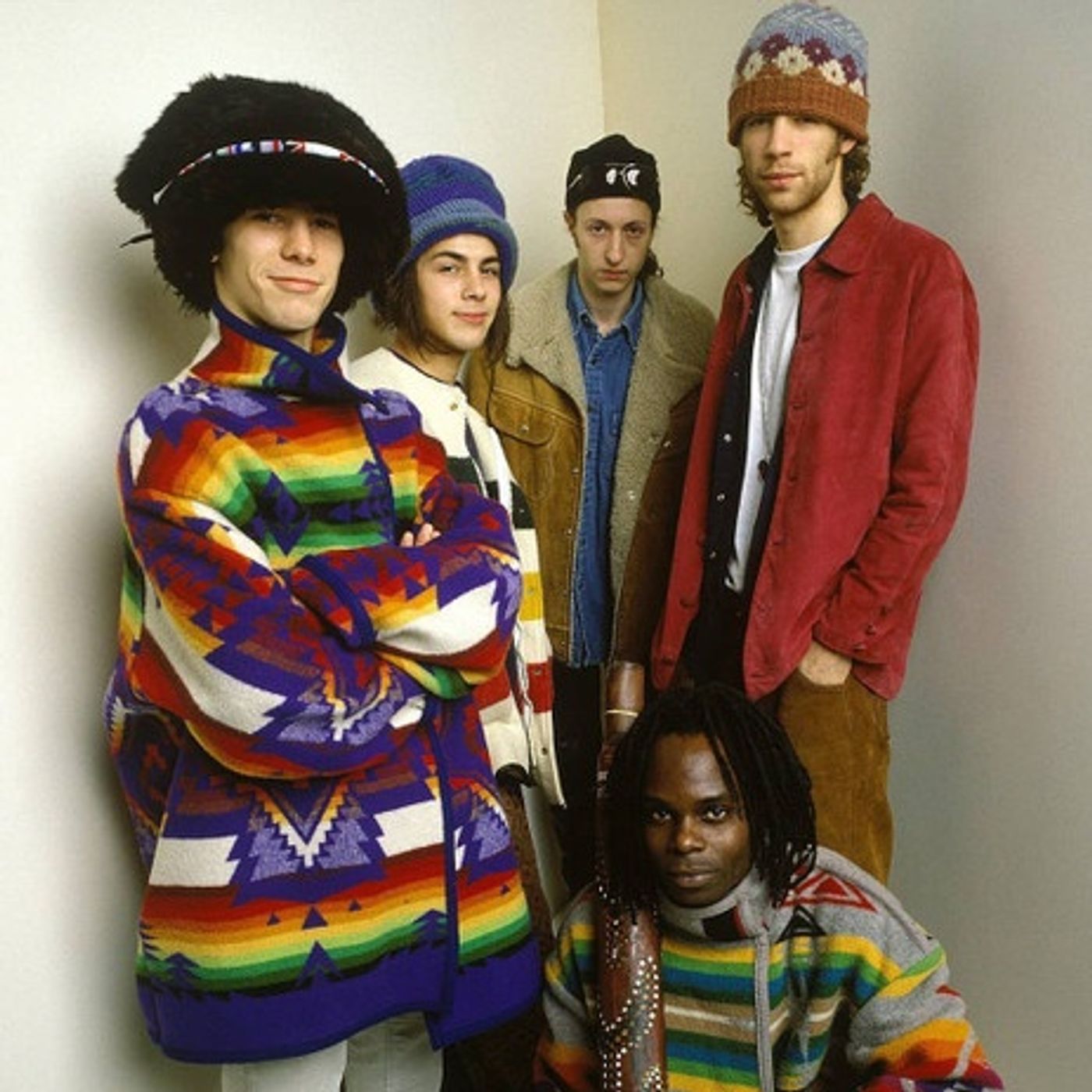 Jamiroquai. La funk band inglese, immersa nelle sonorità soul e disco degli anni 70, nel 1996 pubblicava l'album "Travelling Without Moving"