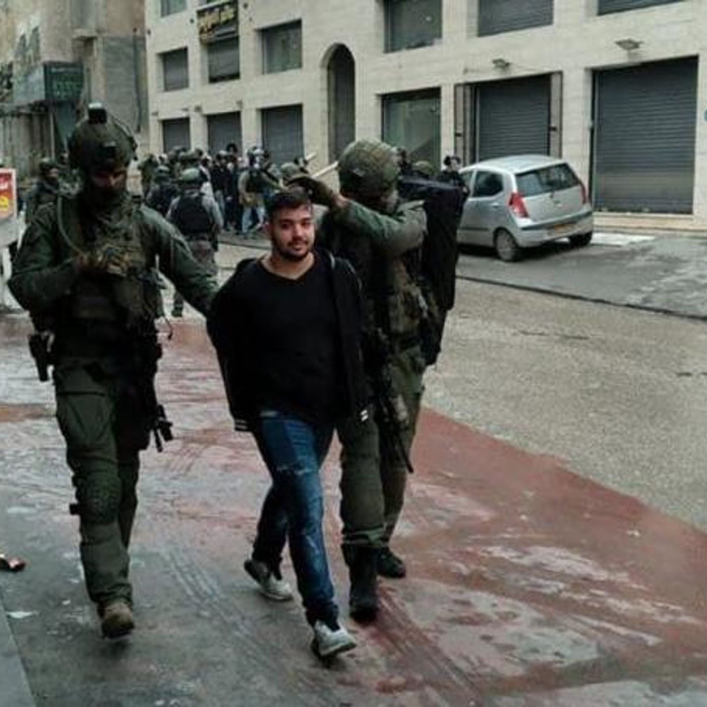 GERUSALEMME. Notte di scontri tra palestinesi e polizia nel campo profughi di Shuaffat