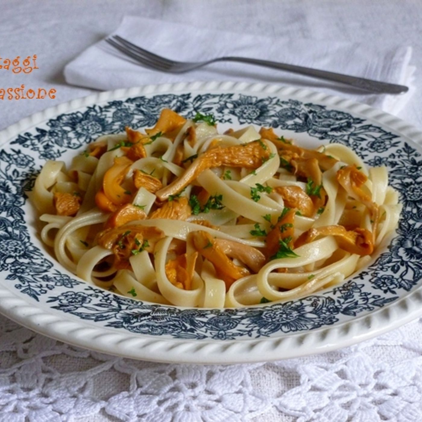 Tagliatelle con funghi finferli episode artwork