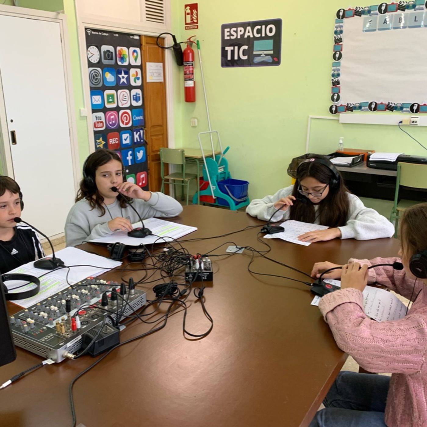 5A Laura - Dani, Carmen, Aitana and Alice interviewing themselves in English thumbnail