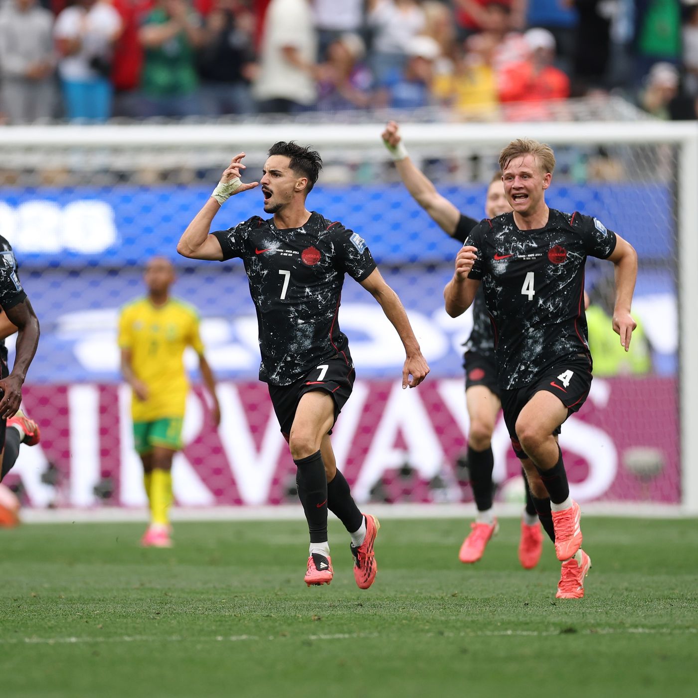 El gol del Sudáfrica 0 - 1 Canadá | Los canadienses se meten en octavos con un gol en el 91 episode artwork
