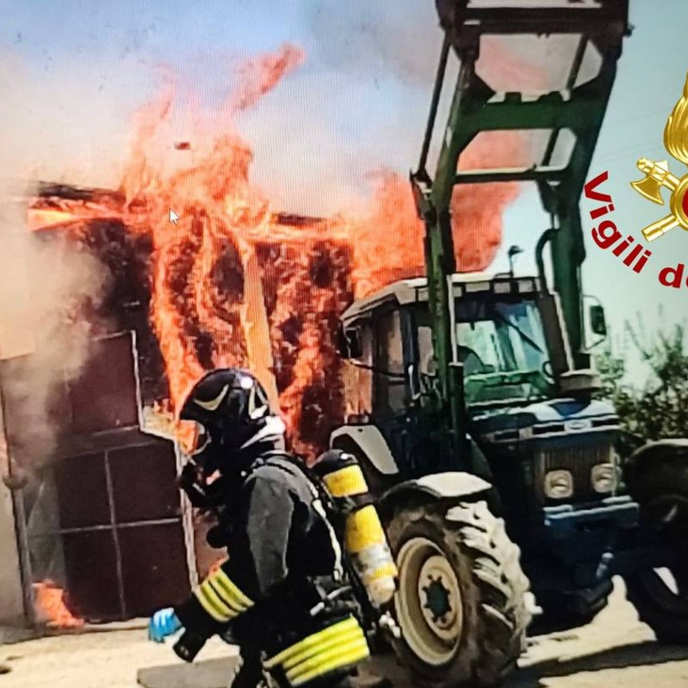 Violento incendio in un’azienda agricola: distrutte 200 rotoballe di fieno episode artwork