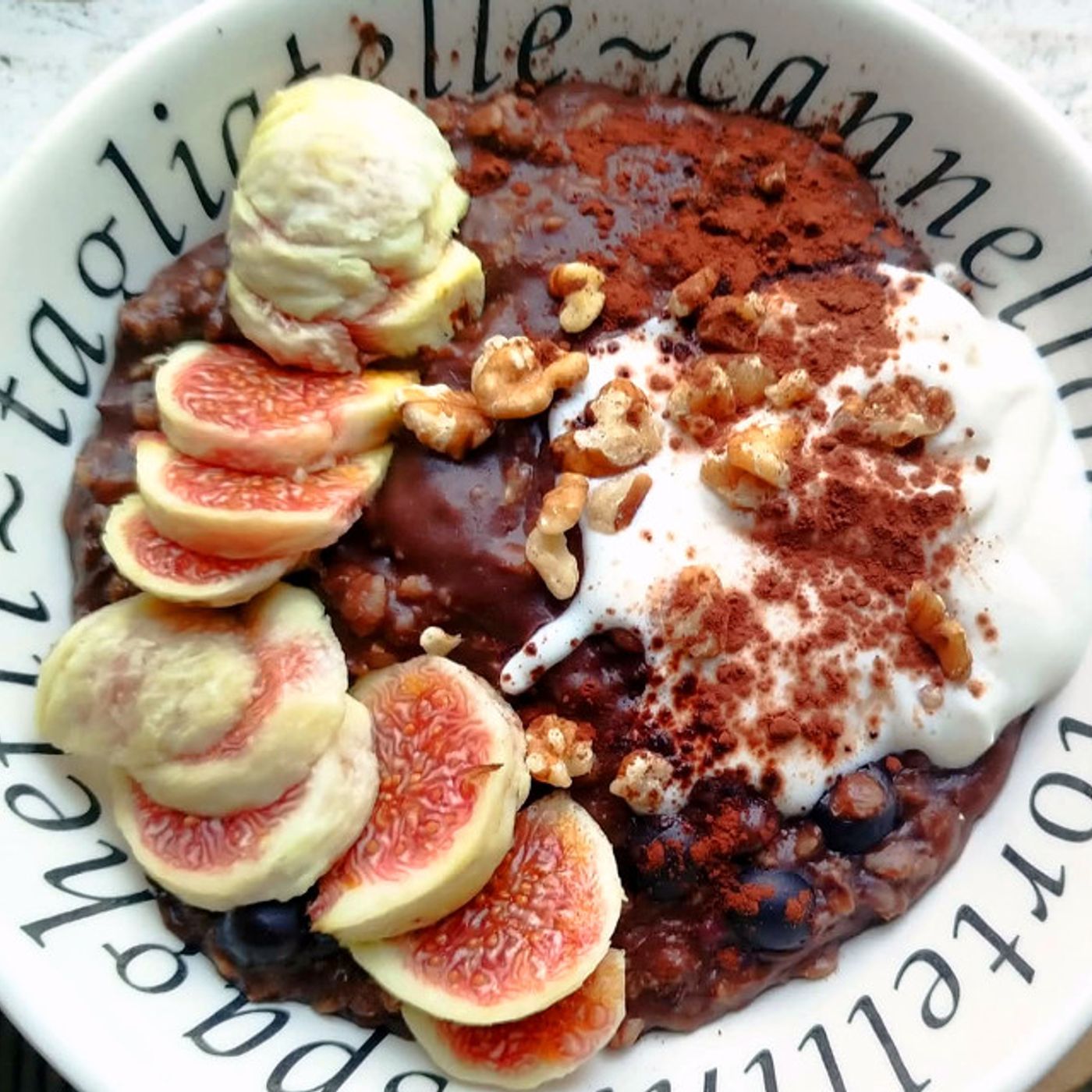 Porridge al cacao vegano con yogurt e frutta