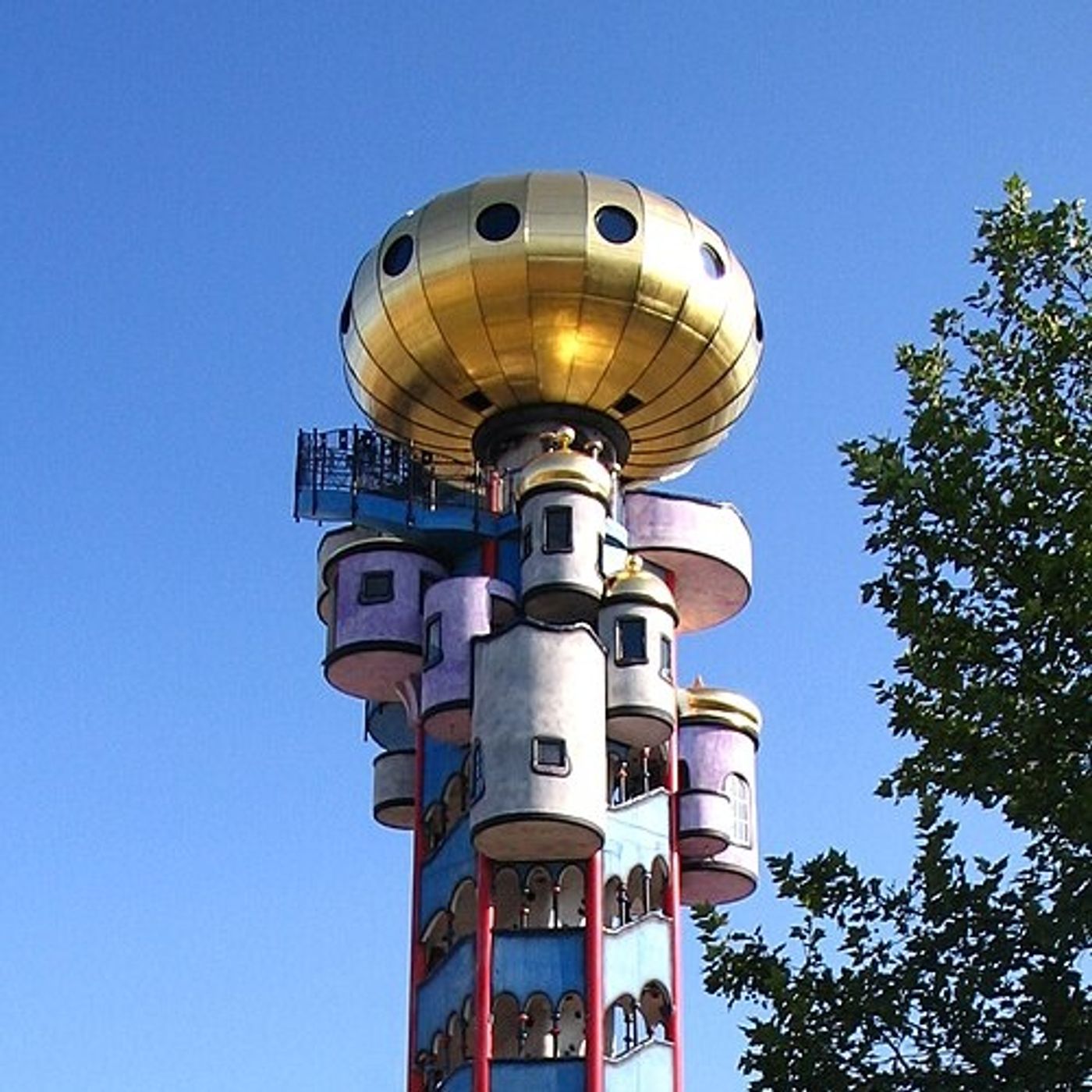 La torre d'oro di Abensberg l'ultima opera di Hundertwasser trasforma un birrificio bavarese in un capolavoro episode artwork