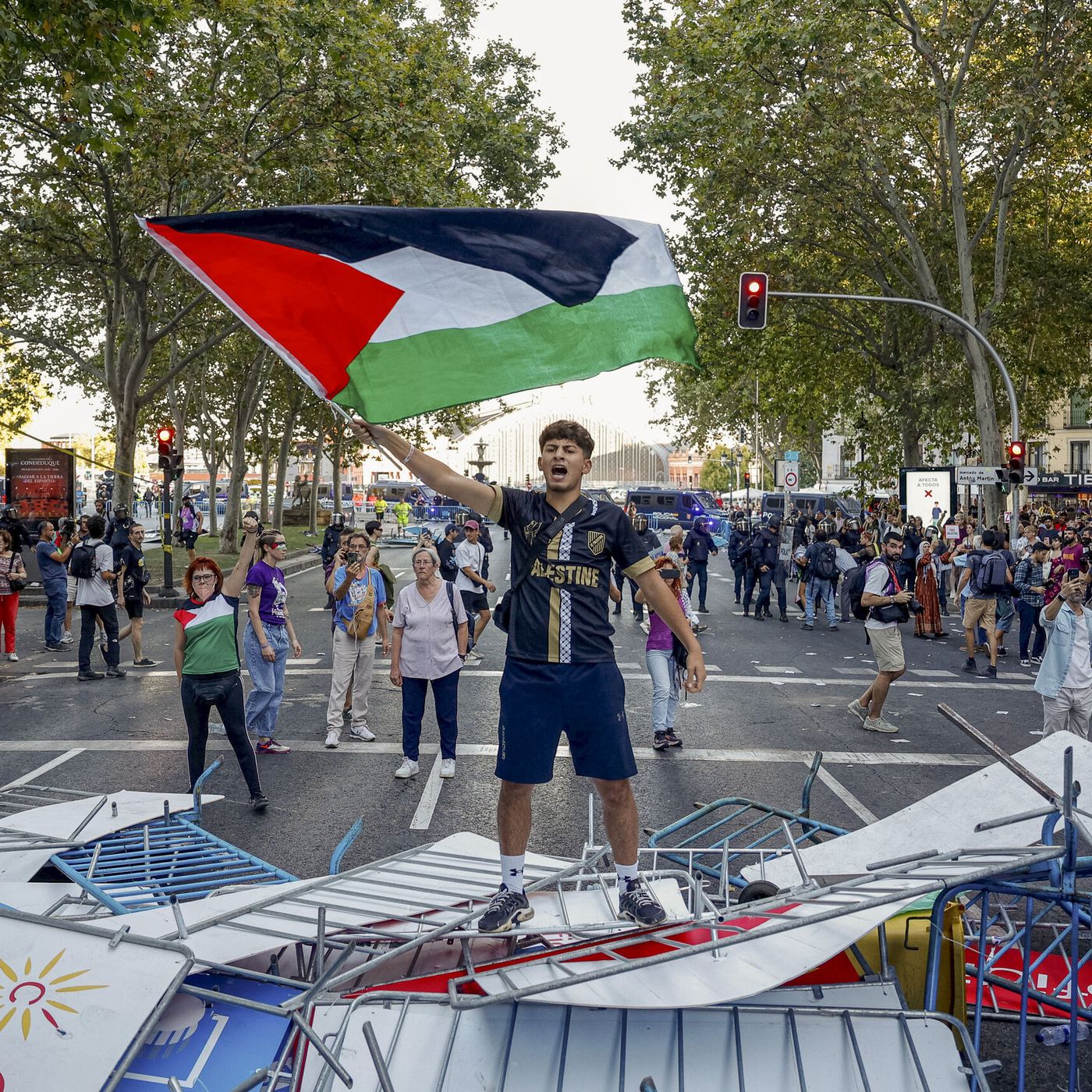 Las Noticias de La Mañana: Tres de los identificados en la Vuelta fueron detenidos por integración en ETA