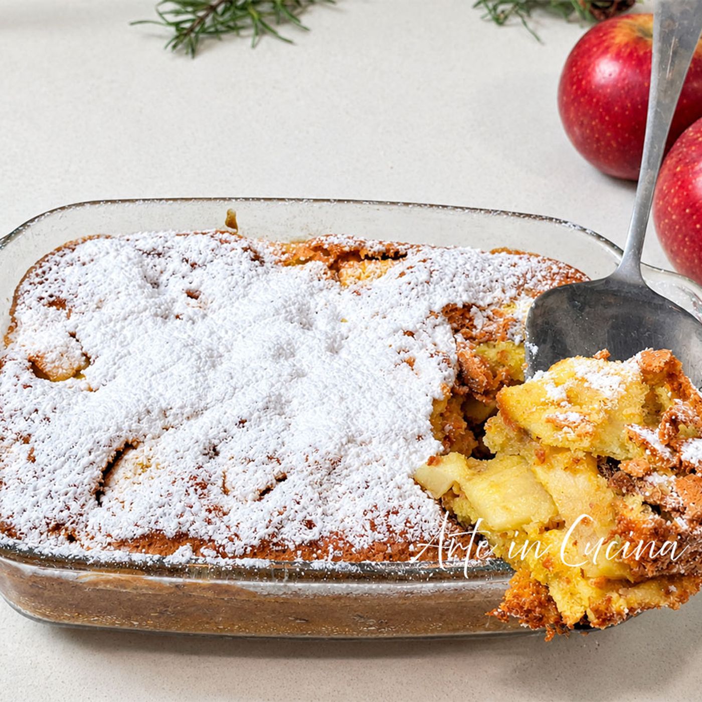 Teglia di mele noci e uvetta: torta veloce pronta in 5 minuti