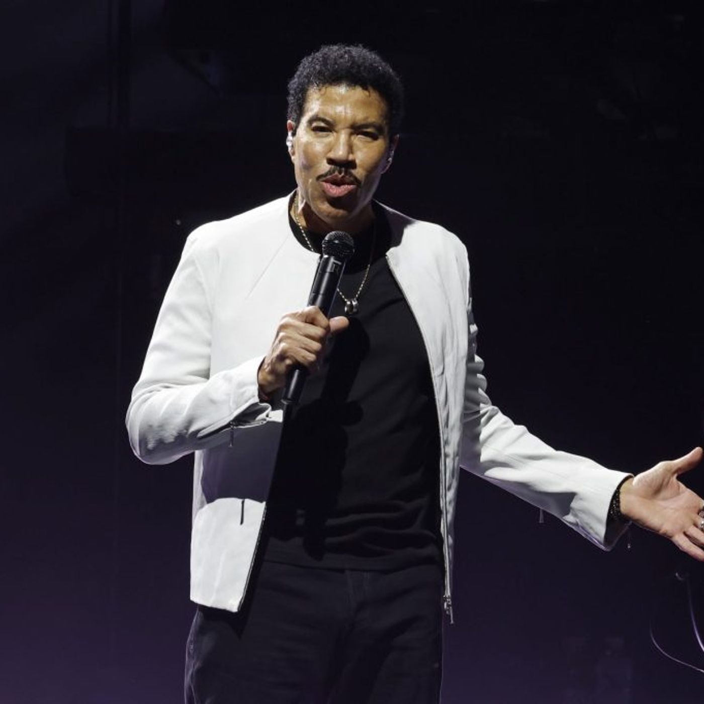 Lionel Richie Cuts Short Tour Opener After ‘Dizzy’ Spell episode artwork