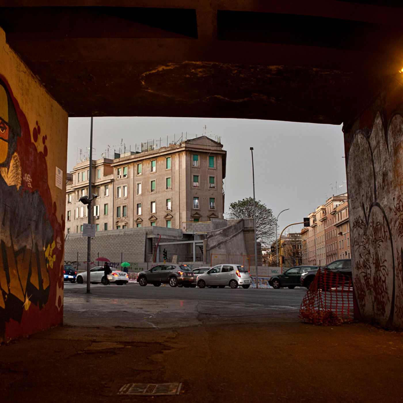 #374 Il tram 8 non ce la fa, povertà da spostare e altre storie di Roma episode artwork