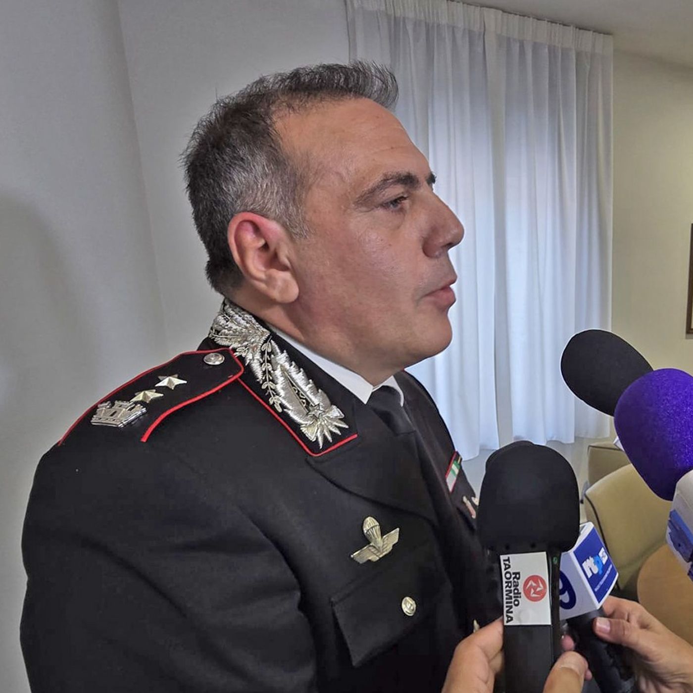 INTERVISTA Presentato il Calendario storico dei Carabinieri 2026: “Eroi quotidiani” tra arte, letteratura e memoria collettiva episode artwork