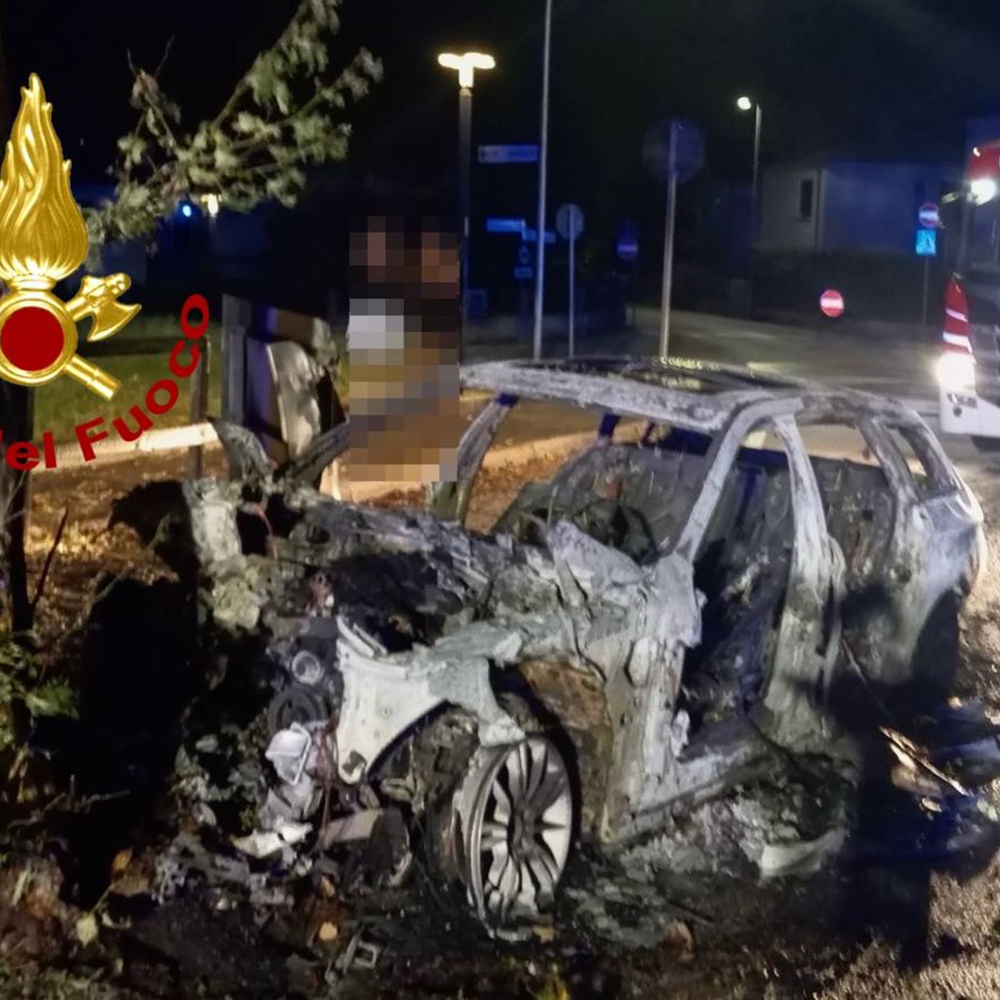 La frenata, l’auto che si schianta contro un platano e le fiamme: miracolati in due episode artwork