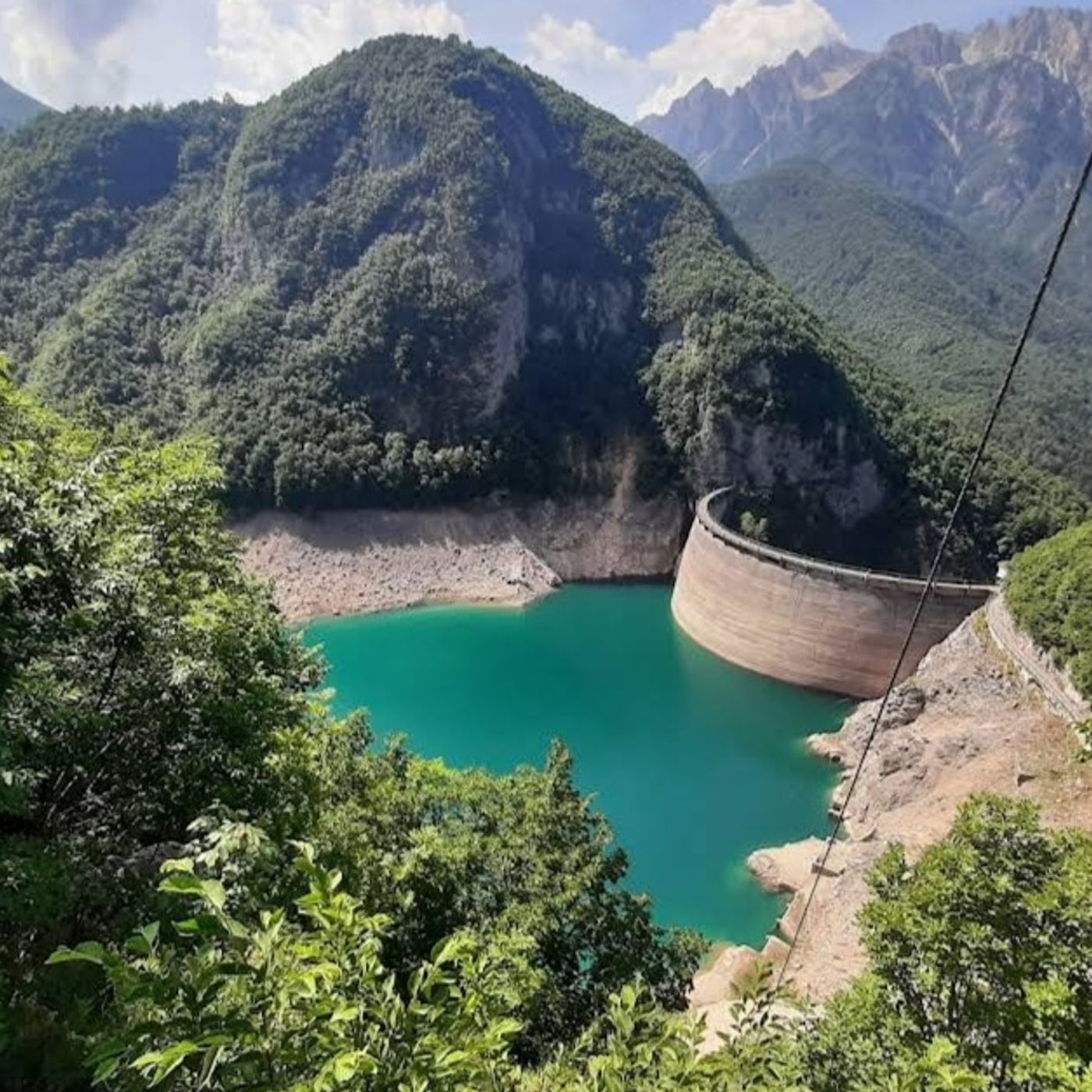 Scivola da un sentiero e finisce dentro il lago di Specchieri in Vallarsa: morta 56enne di Lonigo episode artwork