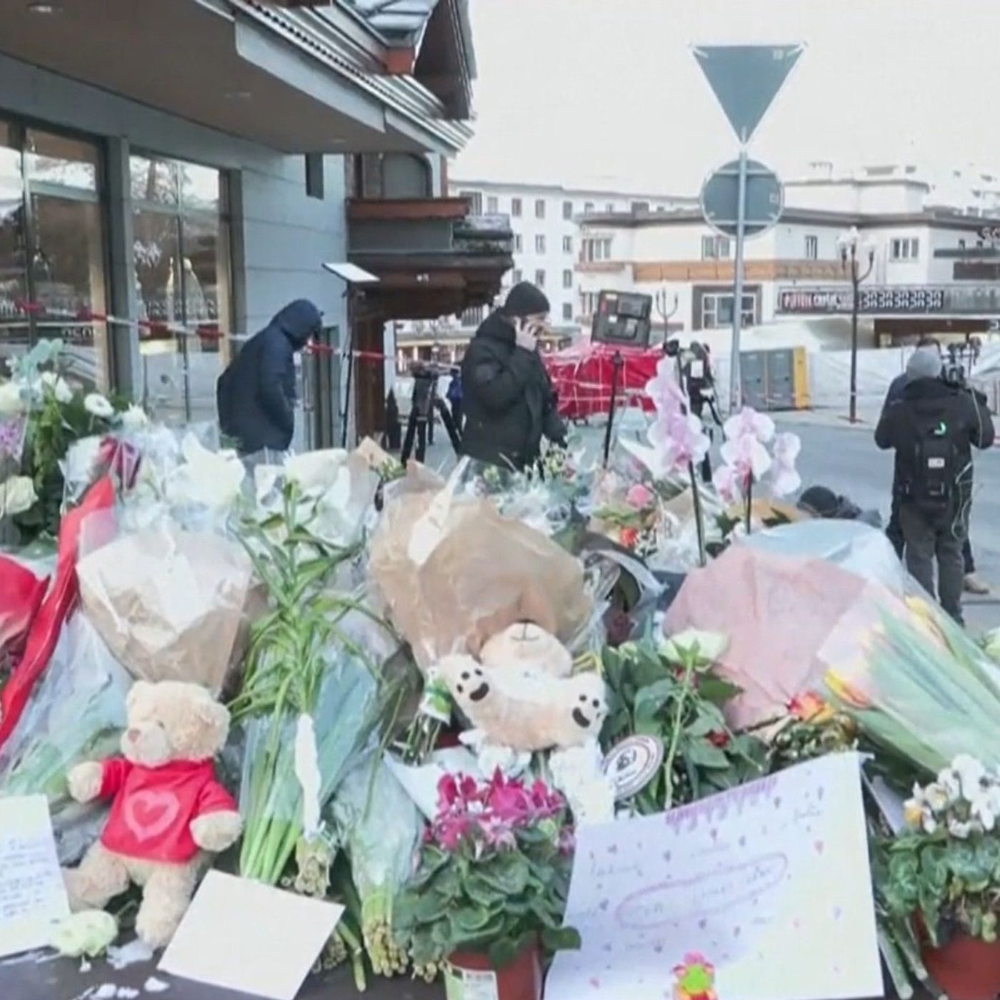 Crans Montana: gli italiani potevano scappare, ma le porte erano bloccate episode artwork