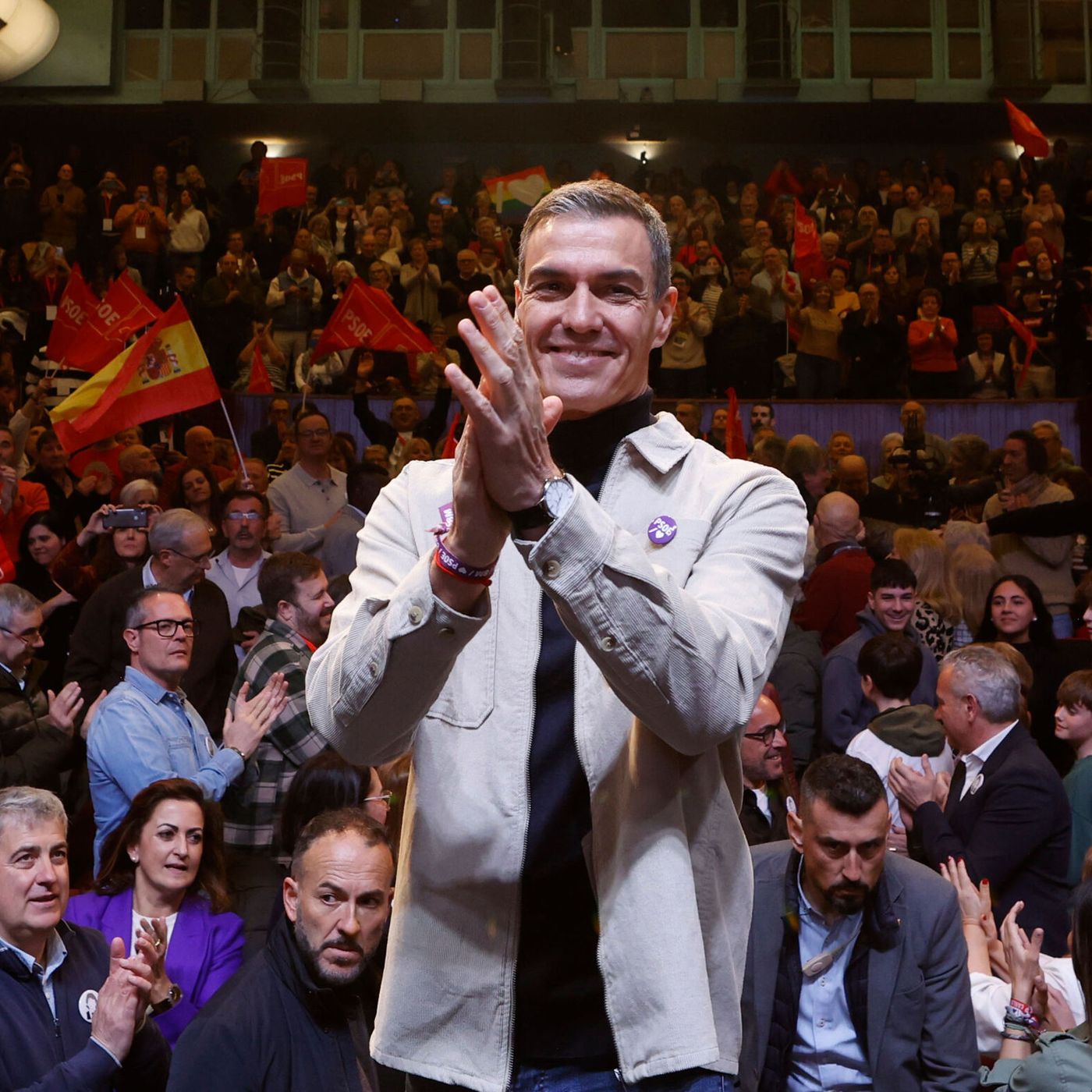 Tertulia de Federico: Sánchez arrastra a las mujeres socialistas al ridículo absoluto