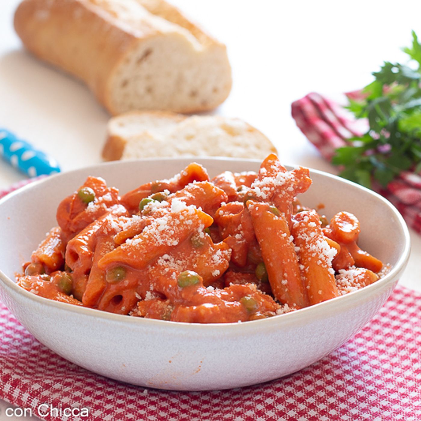 Penne cremose con guanciale e piselli