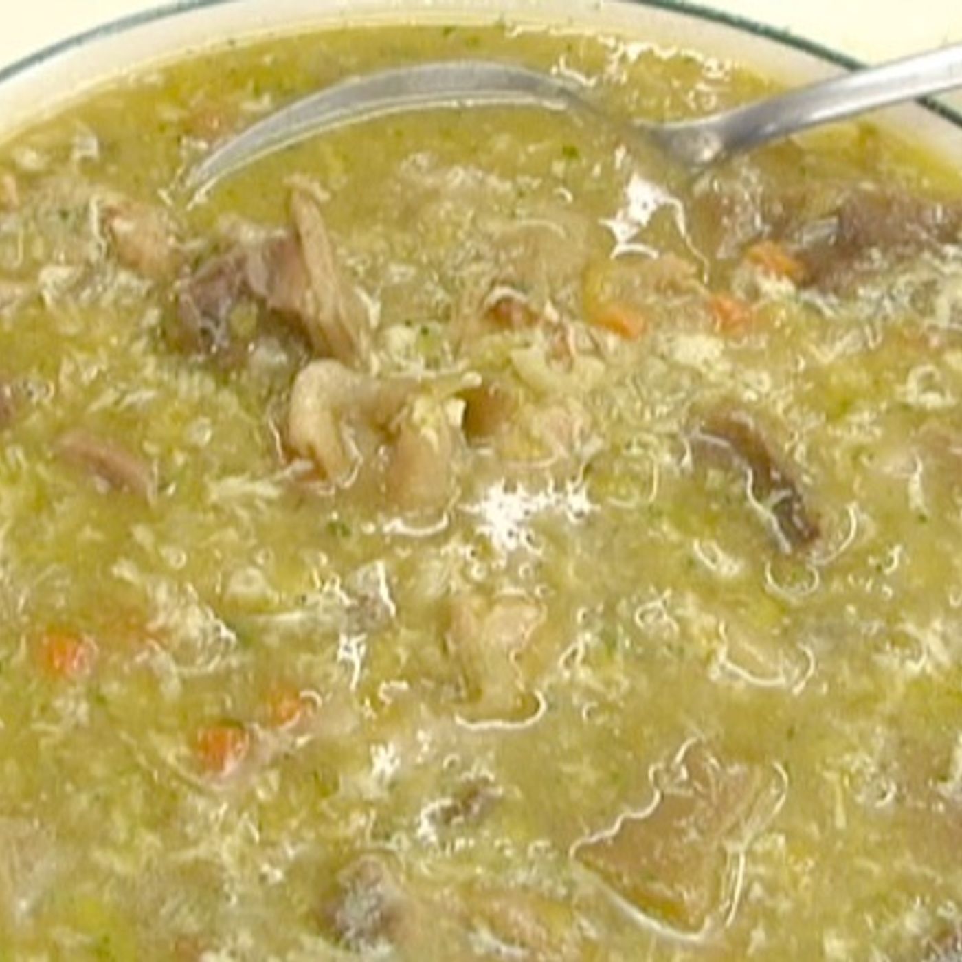 David de Jorge nos enseña como prepara una sopa de gallina turuleta para combatir el frío