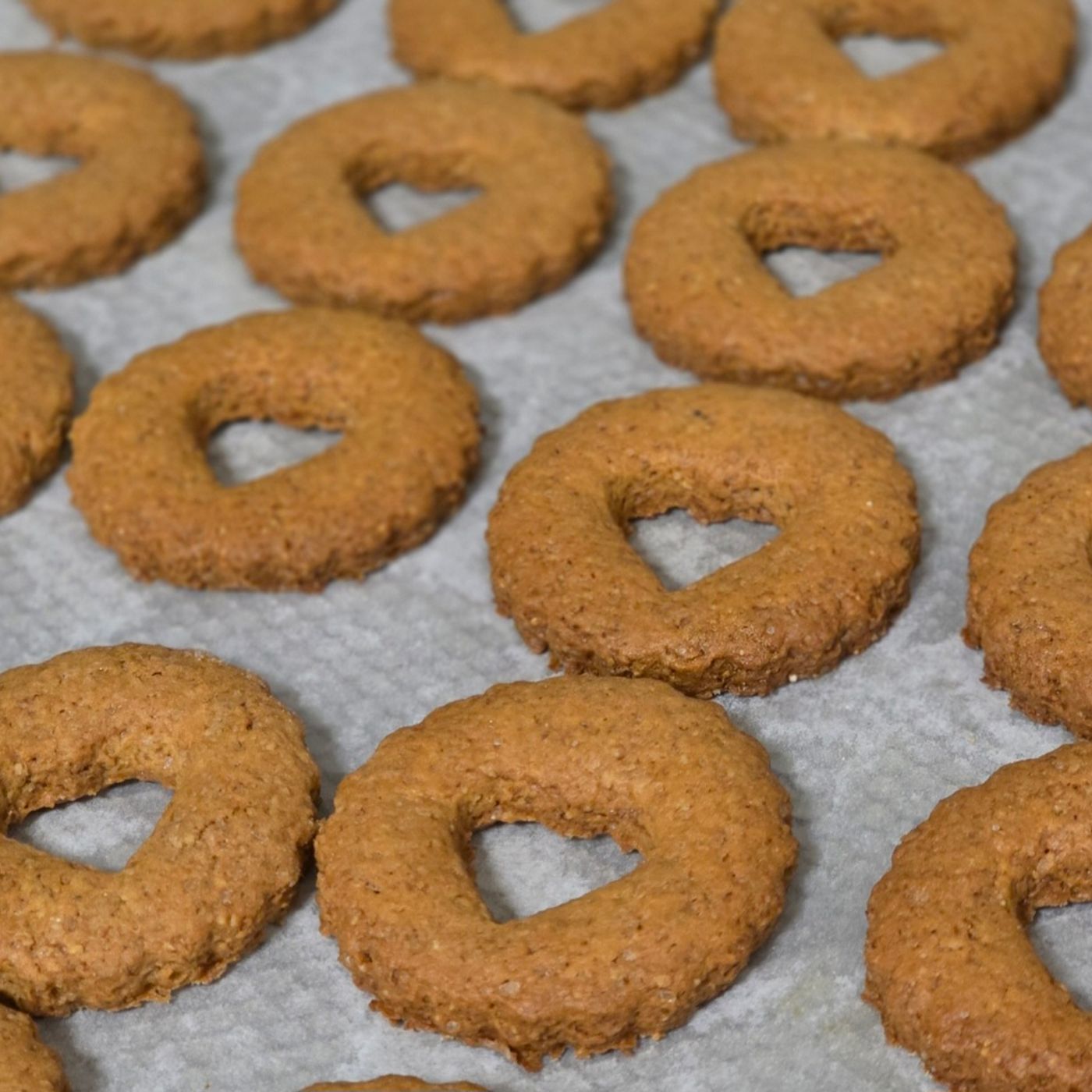 Biscotti frollini da colazione con nocciole: dolce ricetta semplice