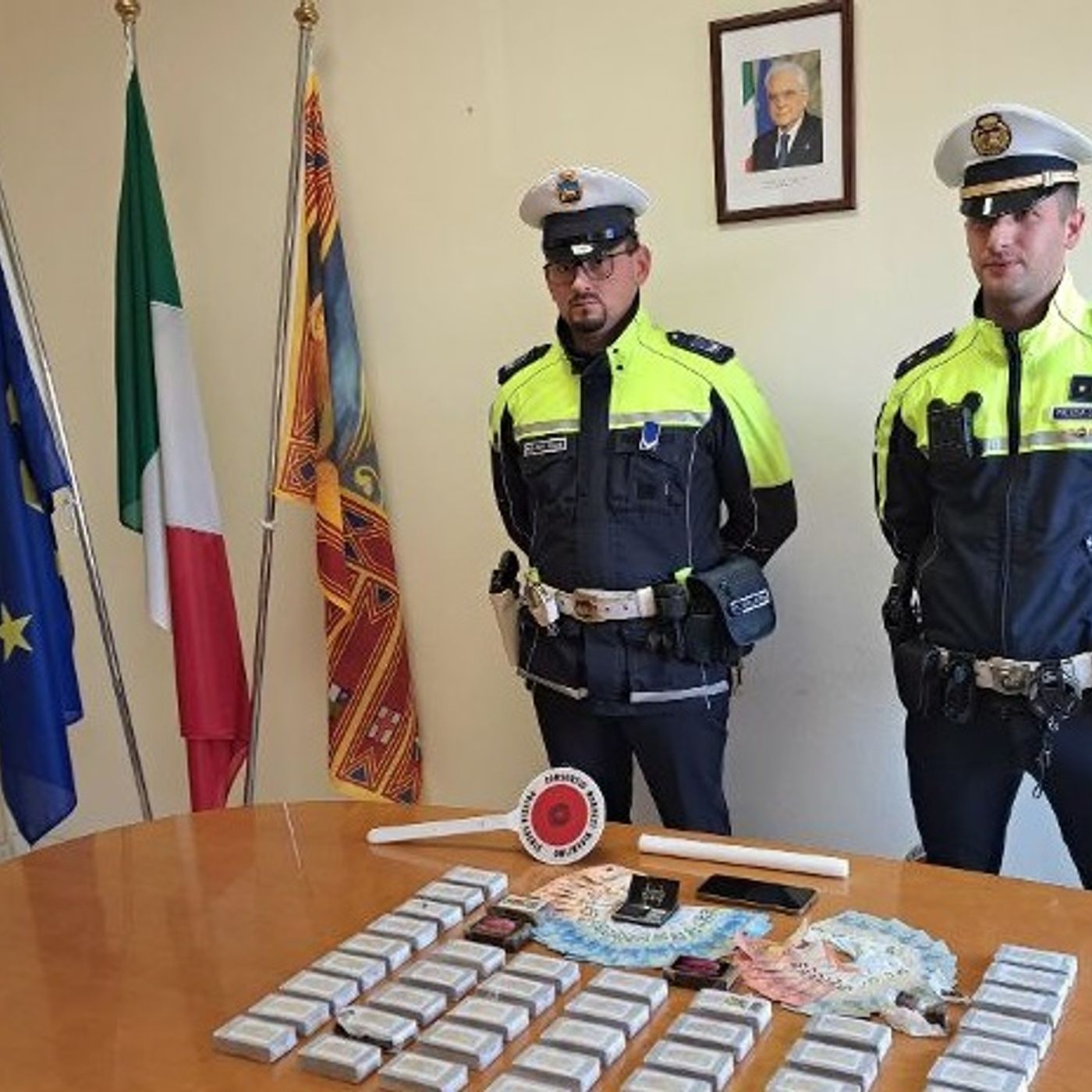Spaccio e detenzione: 22enne arrestato, in casa 5 chili di hashish Spaccio e detenzione: 22enne arrestato, in casa 5 chili di hashish