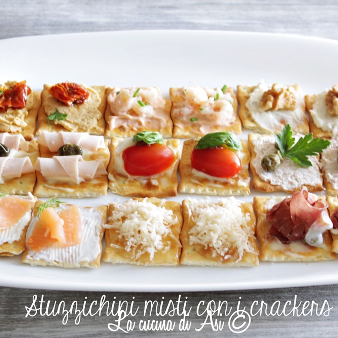 Stuzzichini misti con i crackers