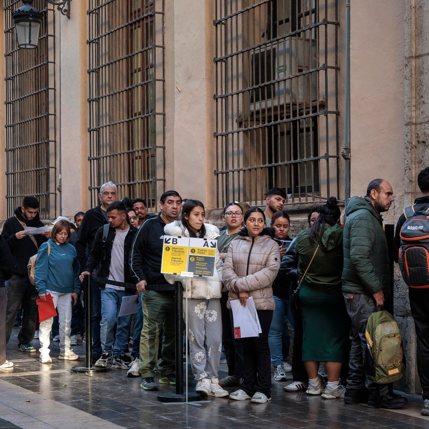 Prensa económica: Los extranjeros aportan solo el 5,25% del IRPF pese a representar el 13,2% de la población