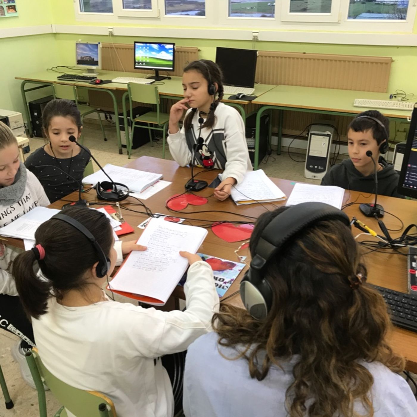 SPAIN - 4B Andrea - Noa, Berta, Alba,Pablo Qui and Rocio - Interviewing our classmates in English episode artwork