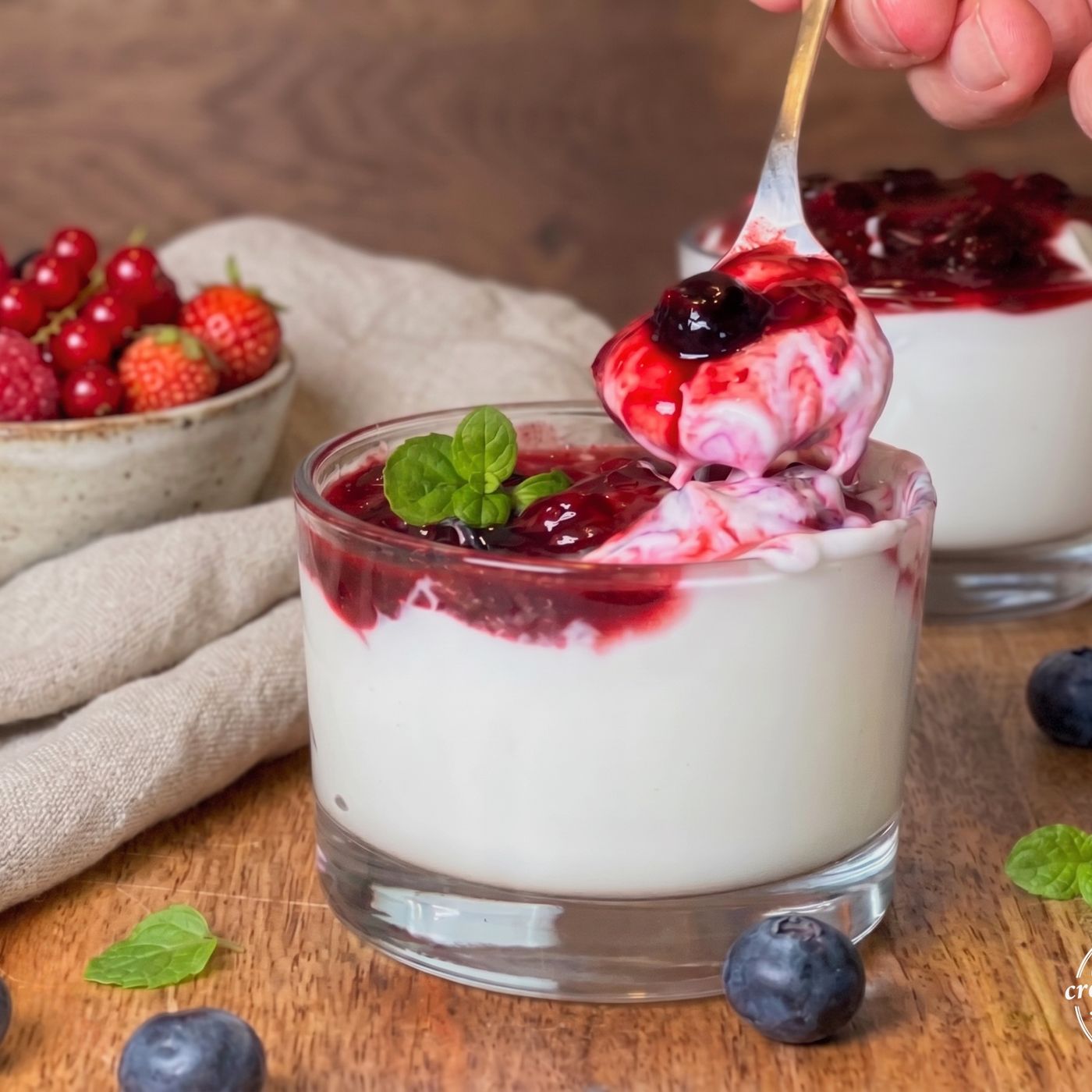 Spumone allo yogurt con fragole e mirtilli: la ricetta facile, fresca e velluta episode artwork