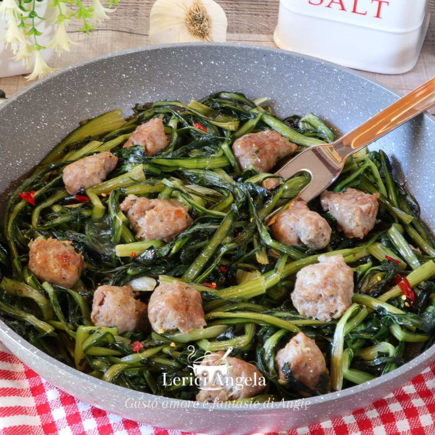 Cicoria ripassata in padella con salsiccia la ricetta rustica e saporita