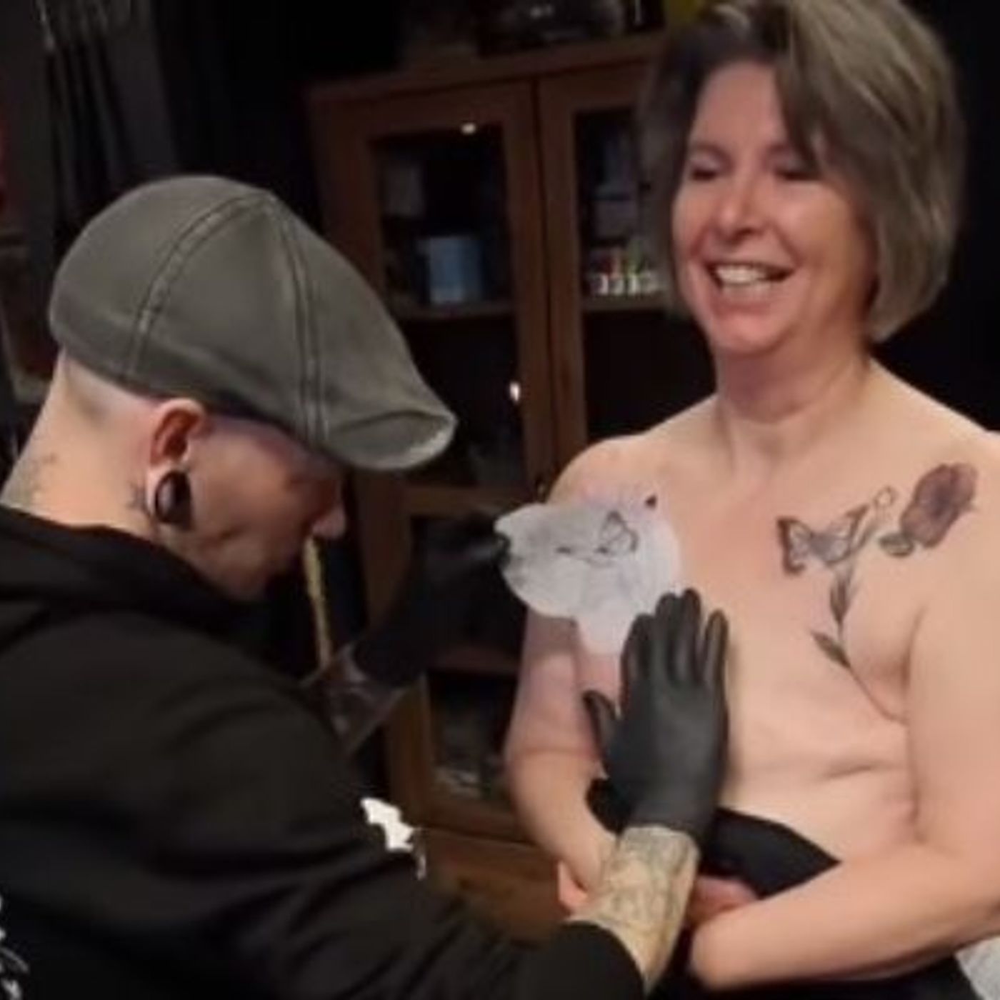 "Des fleurs sur les cicatrices" : des tatouages gratuits pour les femmes guéries du cancer du sein episode artwork