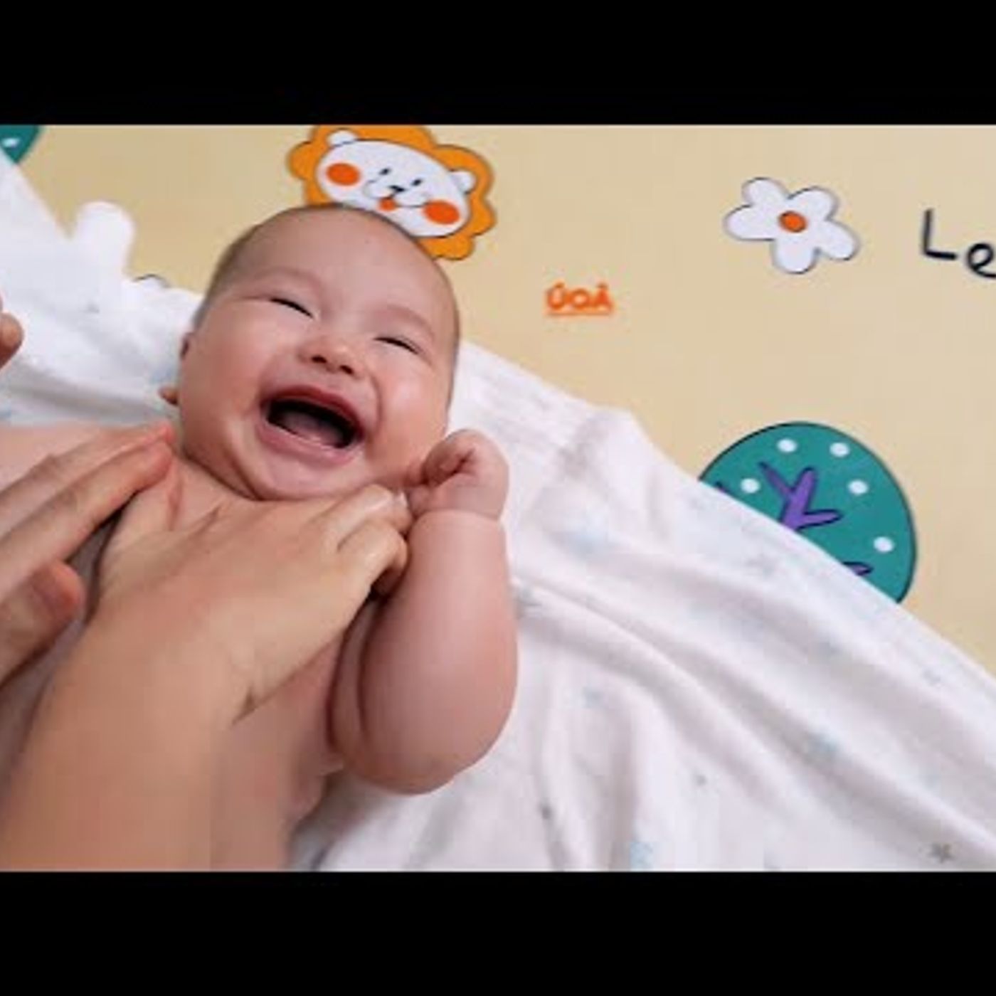 77. Em bé 3 tháng phản ứng khi được mát-xa A 3 month-old baby reacting when being massaged