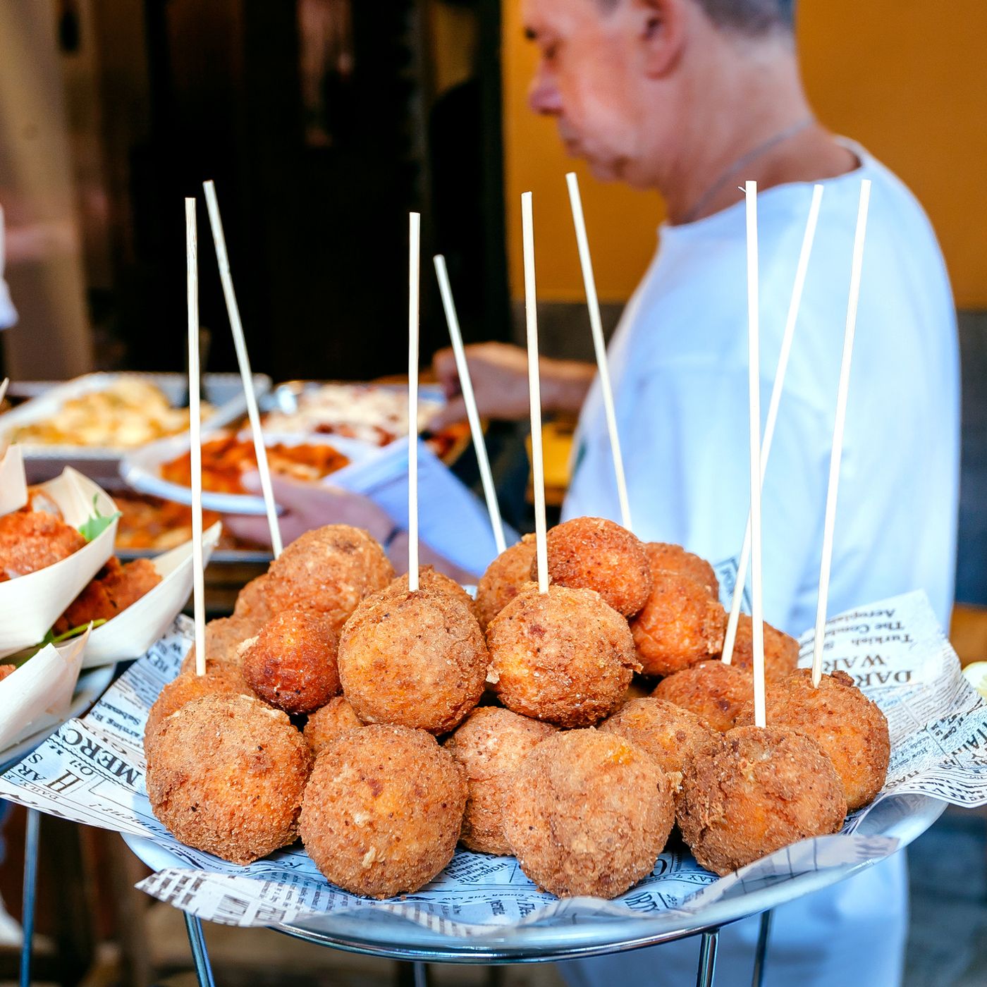 Street food siciliano: un viaggio tra sapori antichi e tradizioni popolari episode artwork