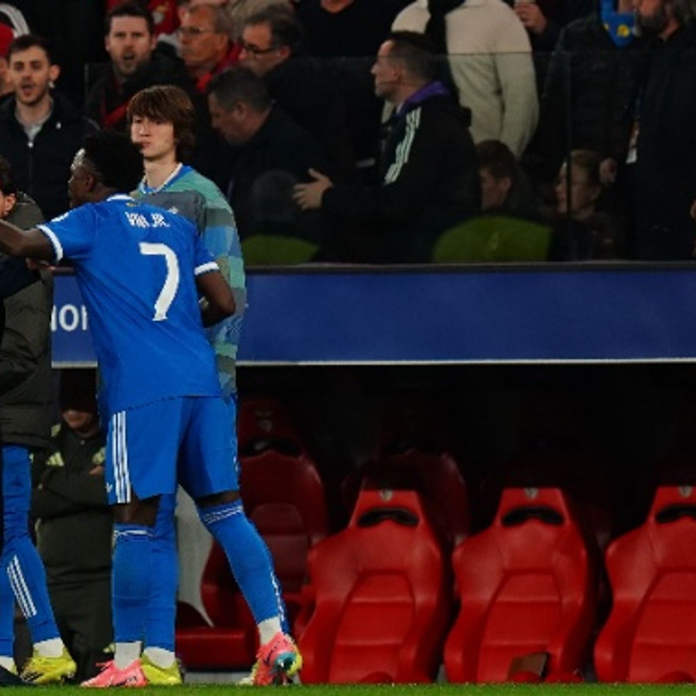 Mourinho, sobre Vinicius: "Tiene que ir a los hombros de sus compañeros y no meterse con un estadio de 60.000 personas" episode artwork