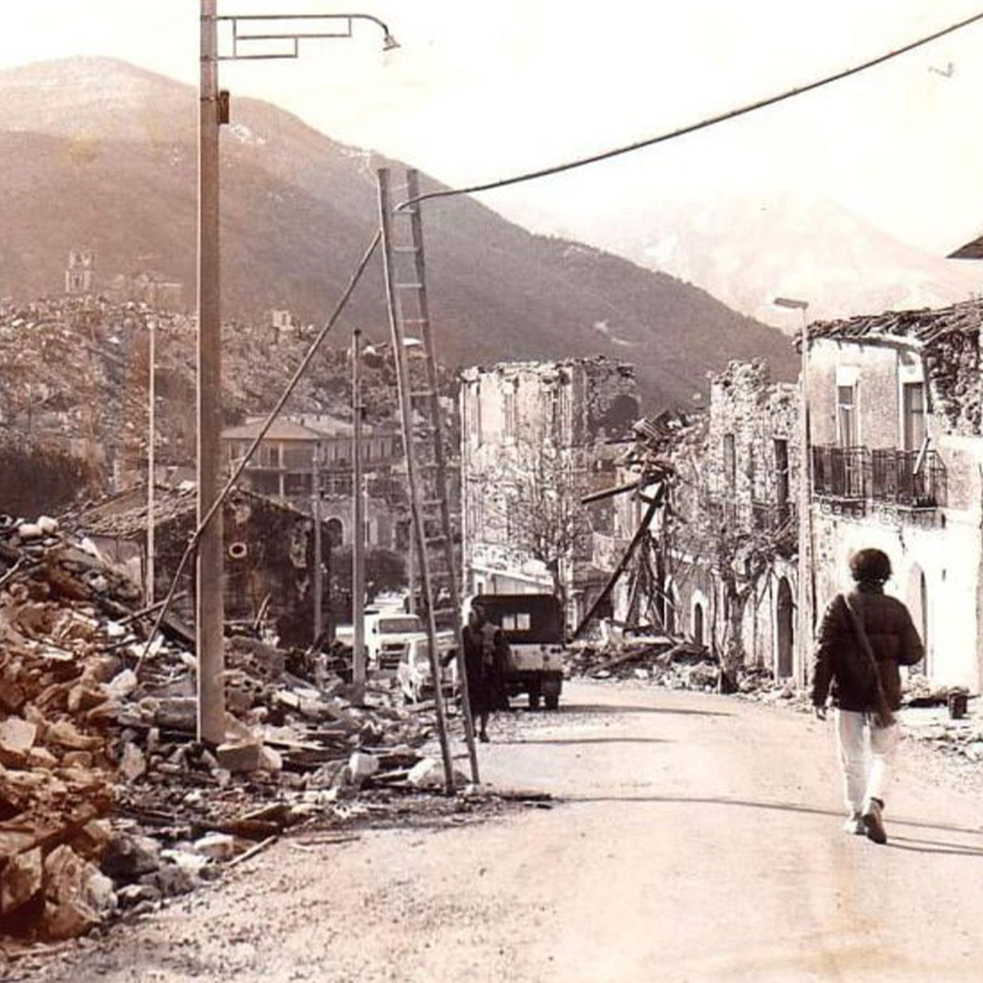 43 anni fa il terremoto in Irpinia | 23/11/2023 | Il Corsivo episode artwork