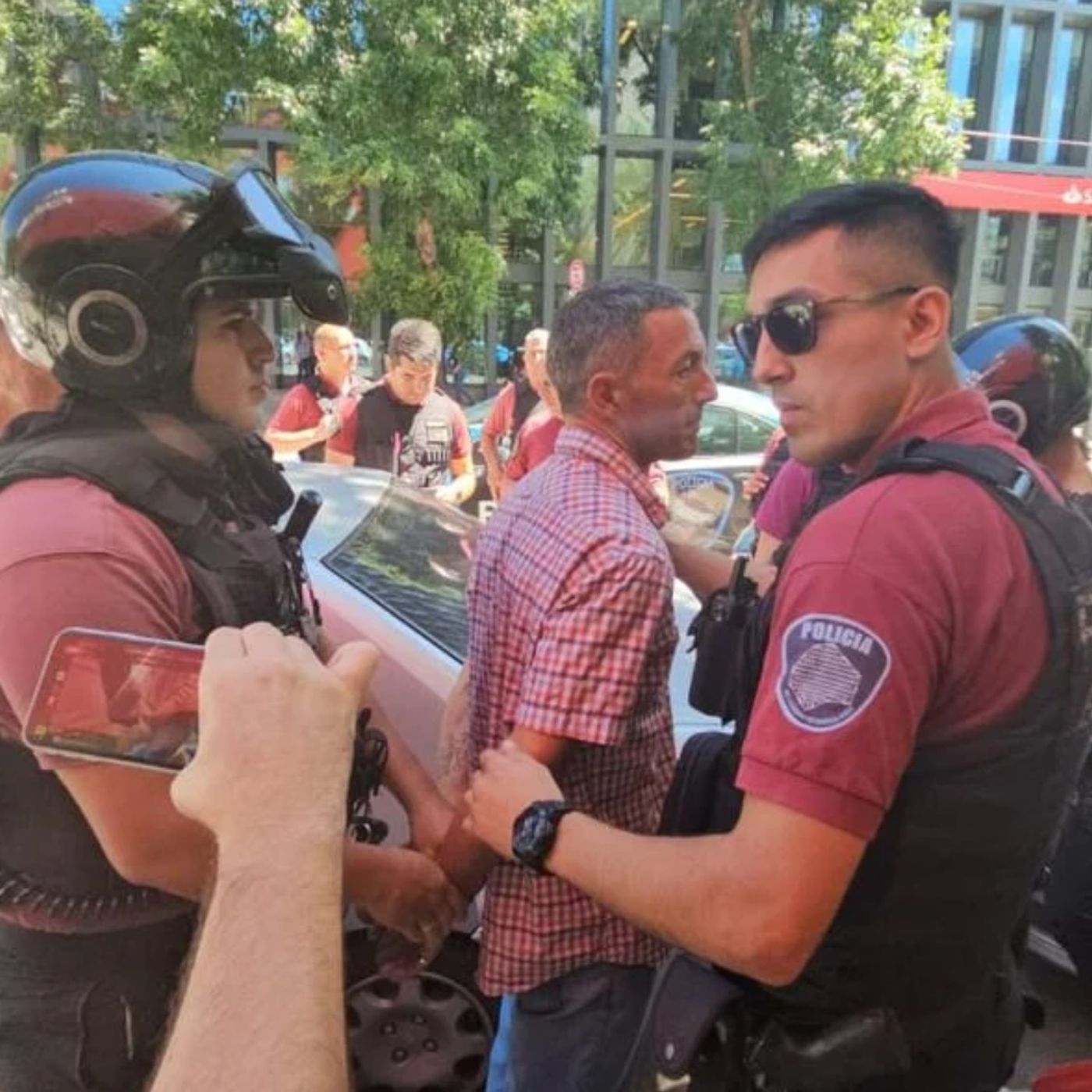 13- Ataque y Confrontación: Detalles del Incidente entre Mercanzini y Seguidores de Milei en Evento Presidencial episode artwork