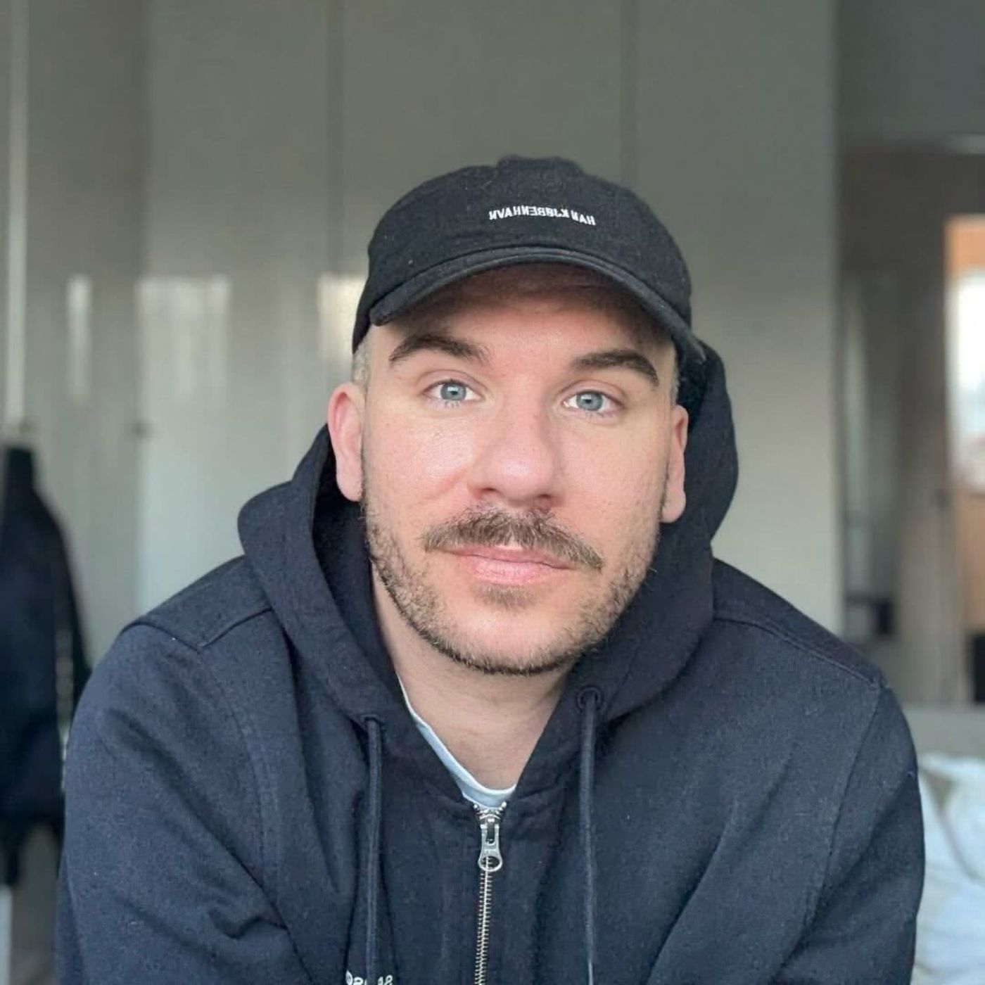 Thor voksede op i skyggen af flaskerne: "Følelsen af skyld og skam var stor - og jeg følte mig forkert" episode artwork