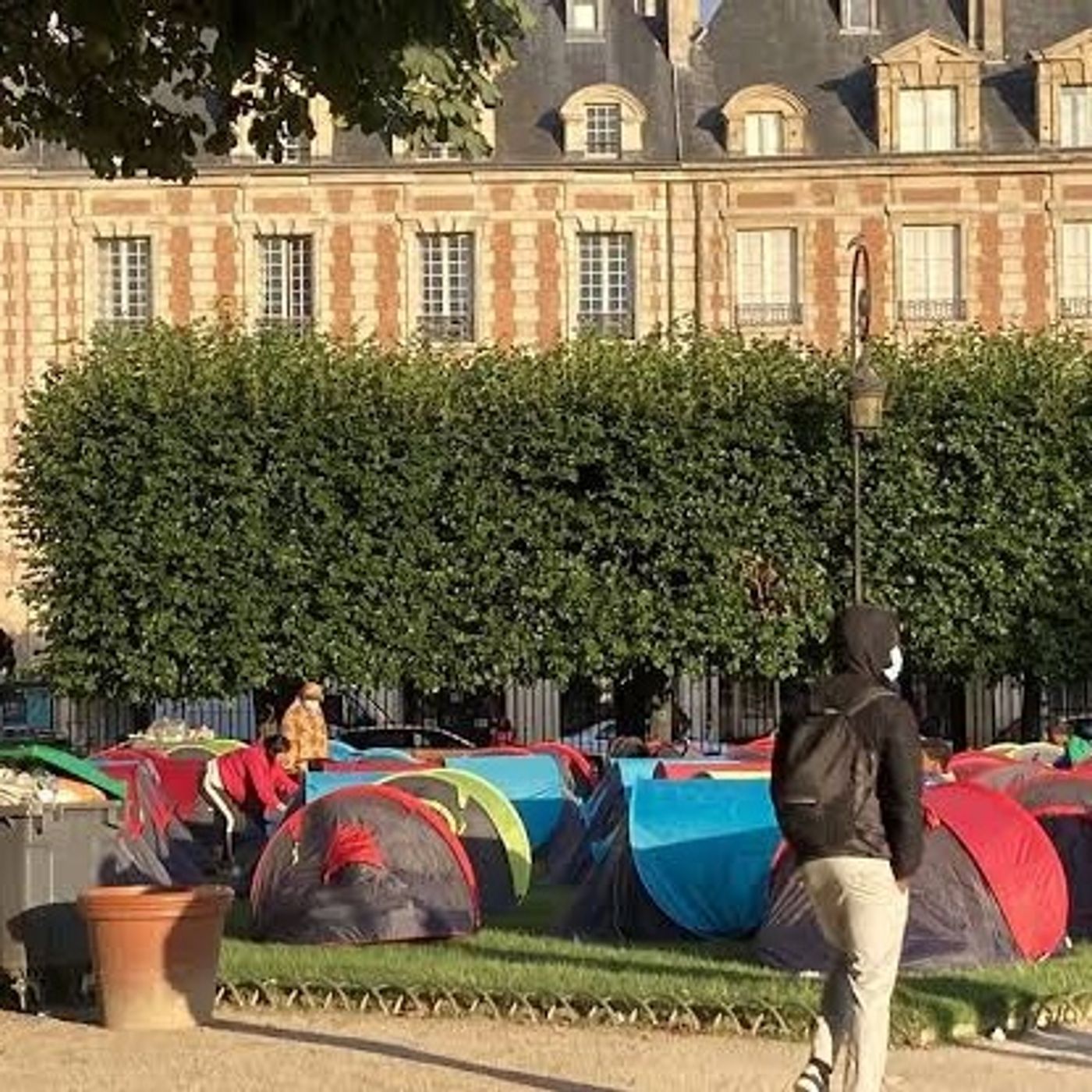 How hundreds of homeless in Paris move from camp to camp episode artwork