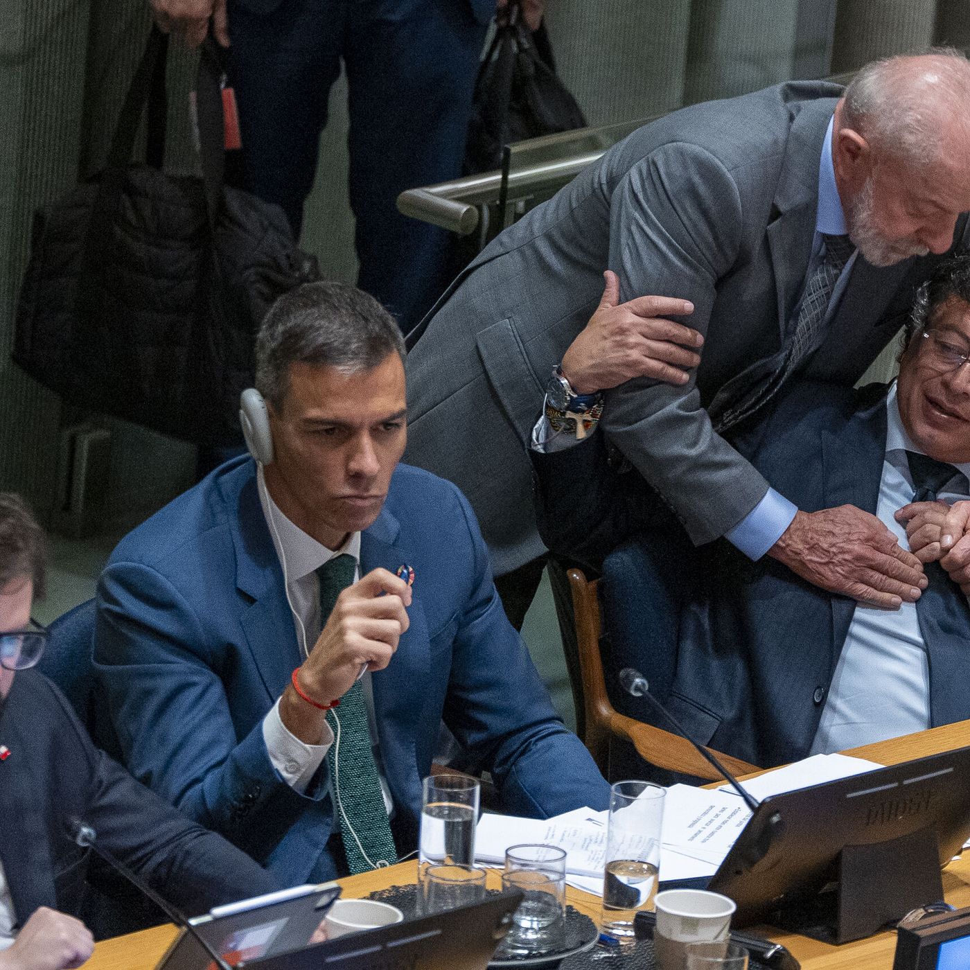 Las Noticias de La Mañana: De la mano de Lula y Petro: Sánchez lidera en Barcelona la cumbre de la izquierda corrupta