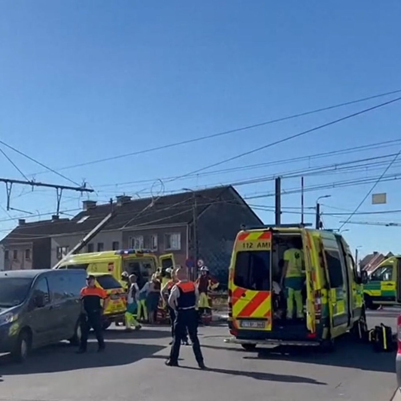 Belgio, scuolabus investito da un treno al passaggio a livello: quattro vittime episode artwork