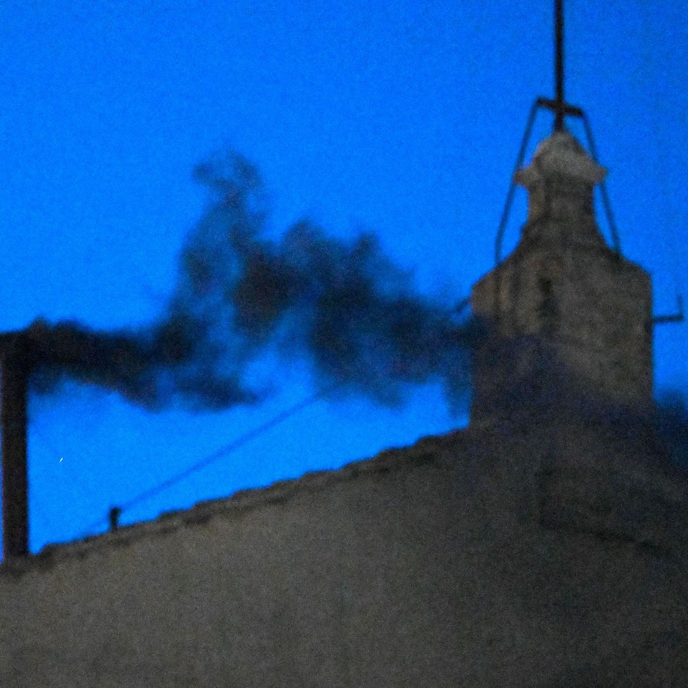 Las Noticias de La Mañana: Fumata negra en el primer día de cónclave