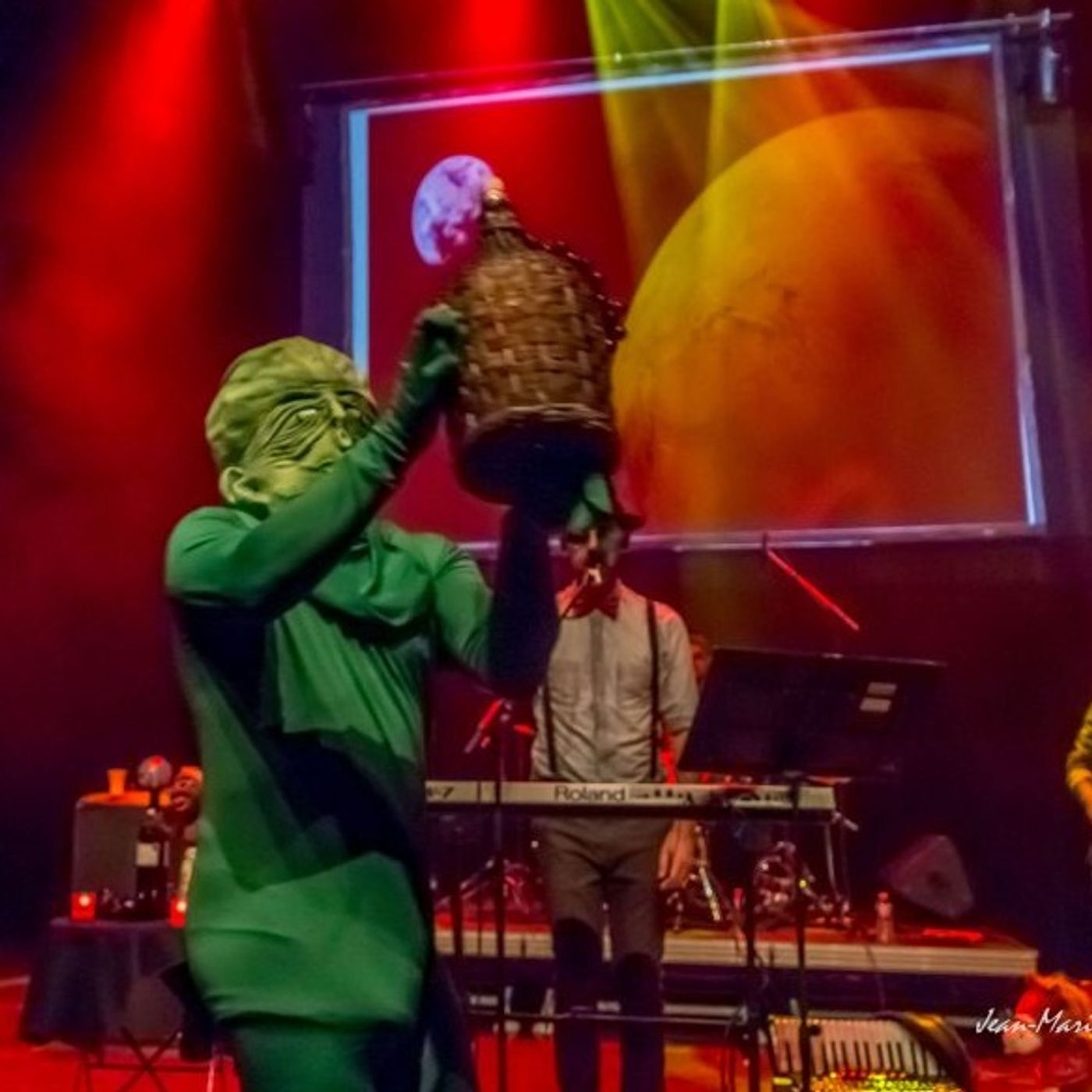 Is There Wine on Mars? No, But There IS a Martian Guy With A Choriço!!! #portugal #music