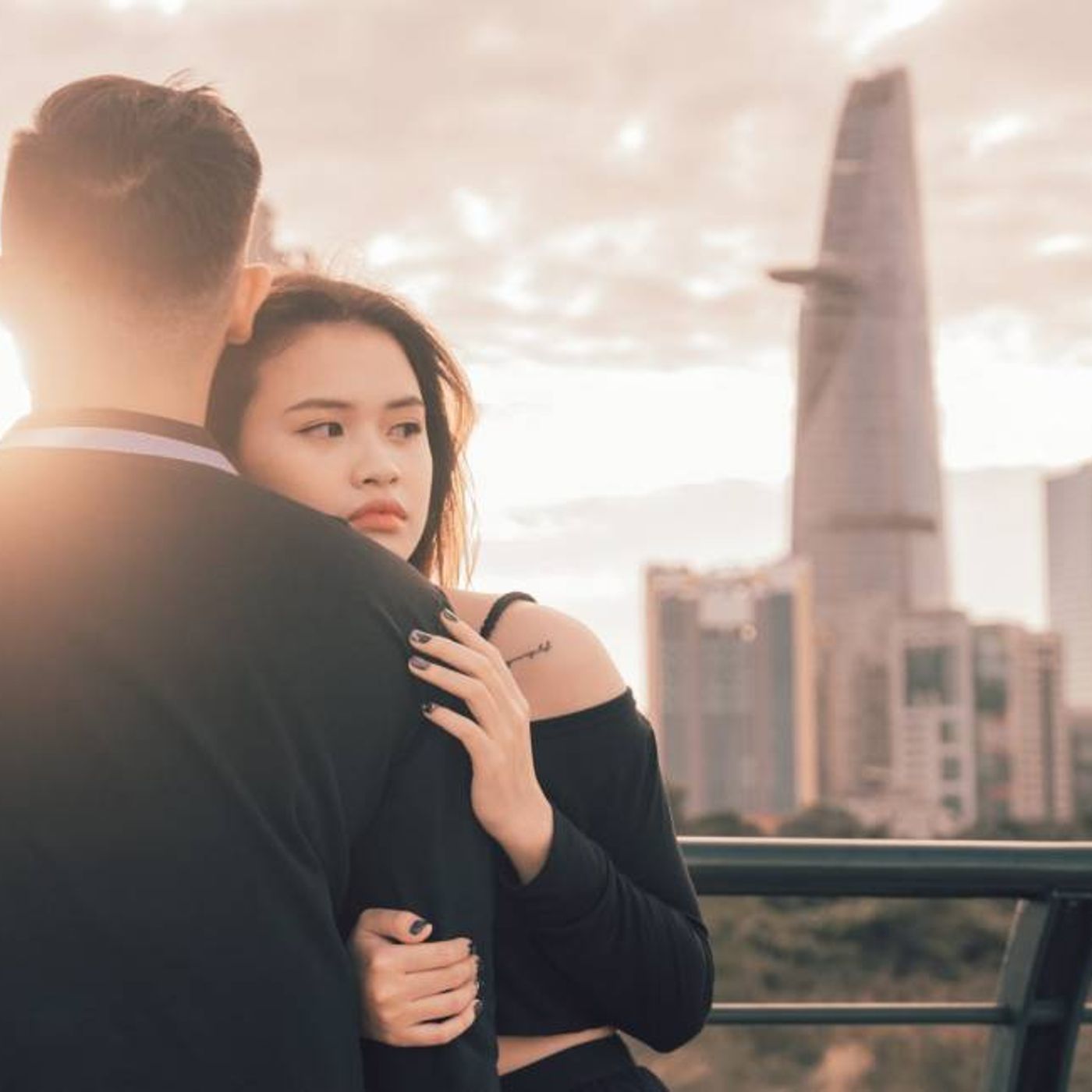Nằm Mơ Thấy Người Lạ Ôm Mình: Ôm Trọn Vận May Hay Gặp Phải Rủi Ro? episode artwork