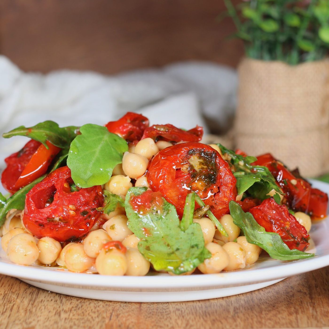 Insalata di ceci e pomodori al forno: la ricetta facile e saporita per un piatto leggero episode artwork