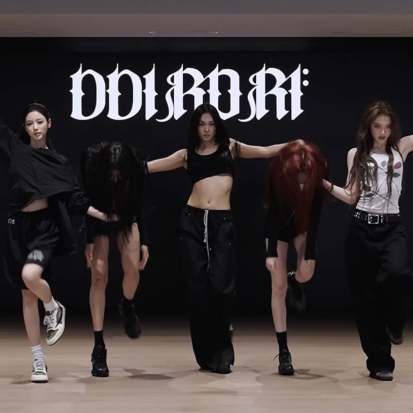 Watch: MEOVV Wows In Fierce Dance Practice Video For “DDI RO RI” | Soompi
