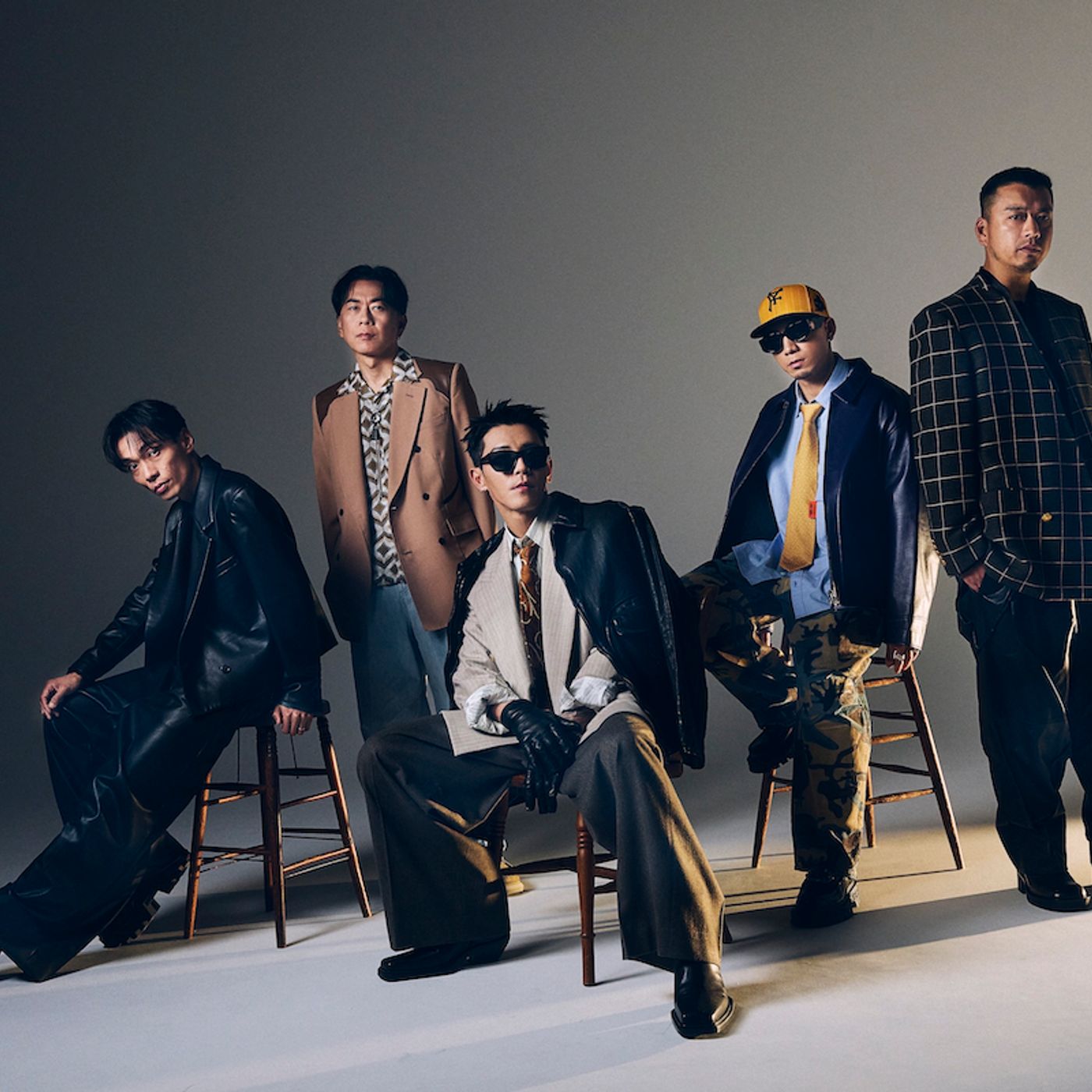 DOBERMAN INFINITY、最新EP収録曲「戯言」MV公開　海辺と夕暮れをバックにスーツ衣装で登場 episode artwork