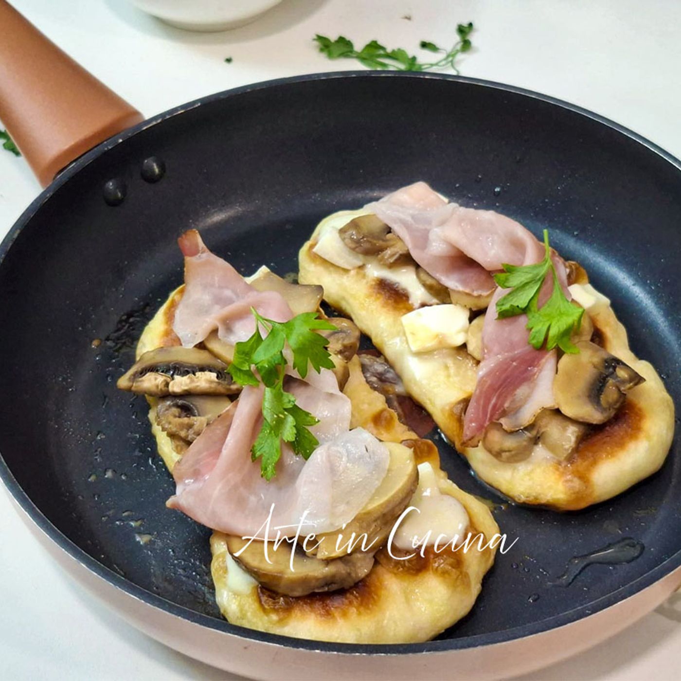 Lingue di pizza con funghi e speck in padella