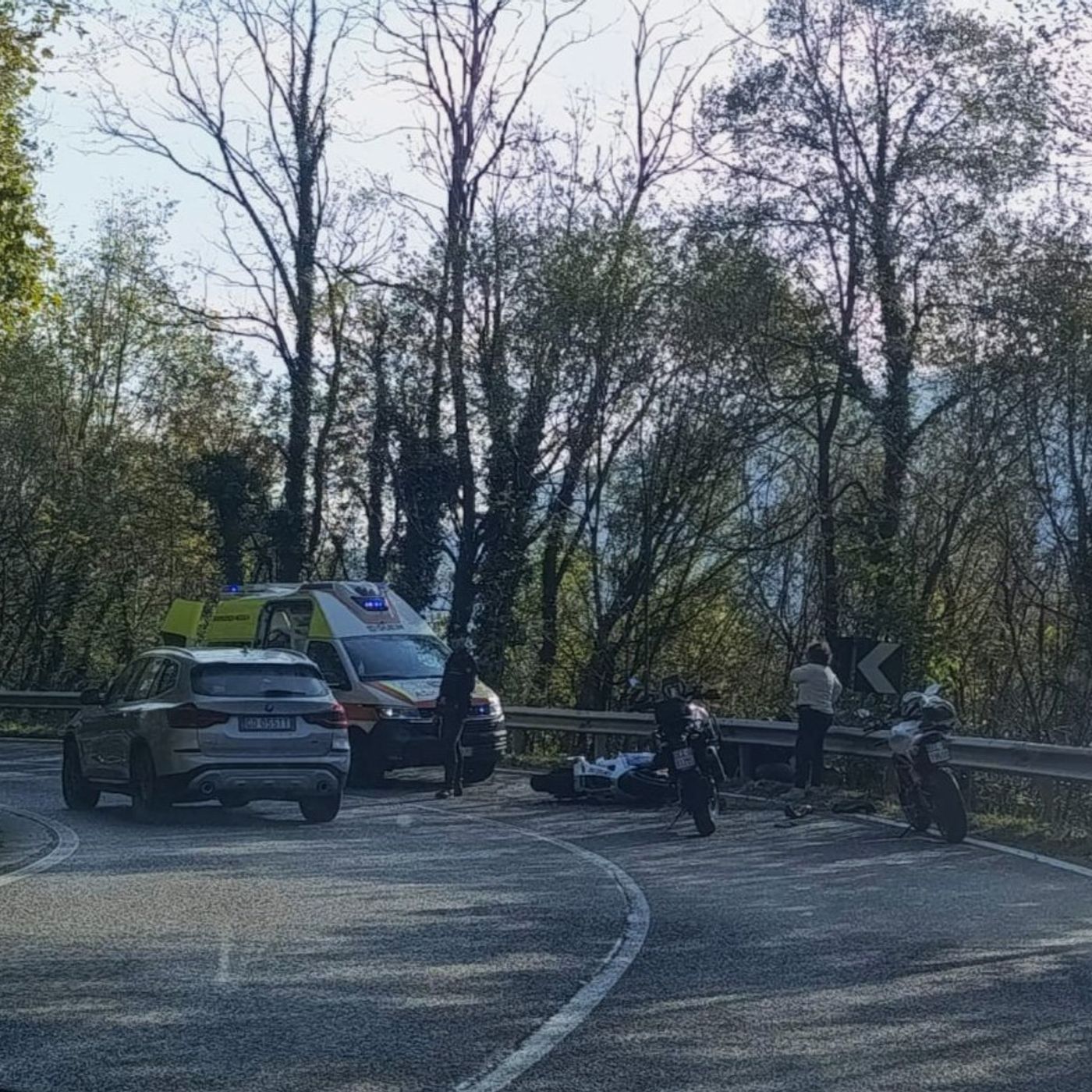 Esce di strada sul Costo e si schianta sul guardrail: grave un motociclista, soccorso in elicottero
