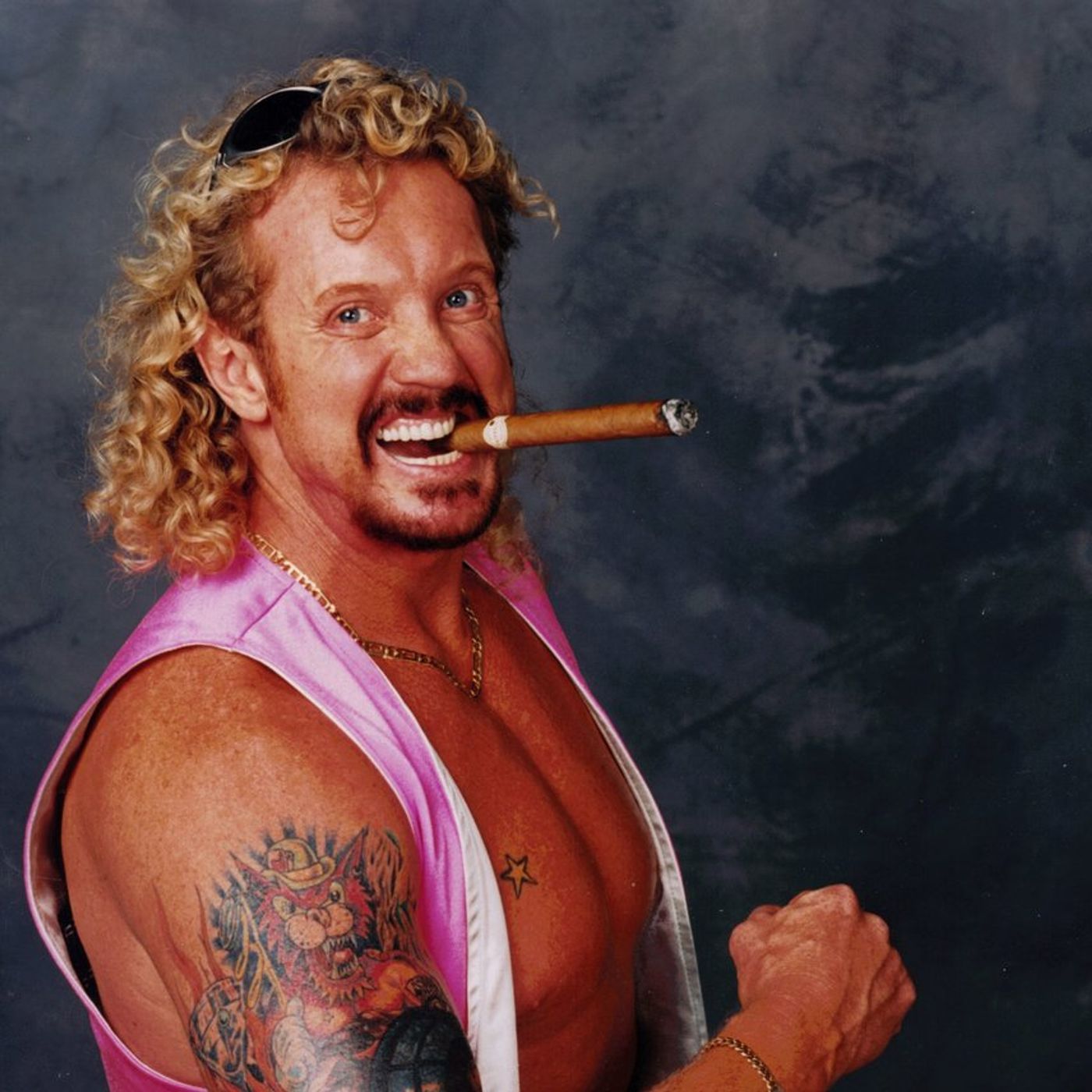 Diamond Dallas Page pali papierosa (lub trawkę)
