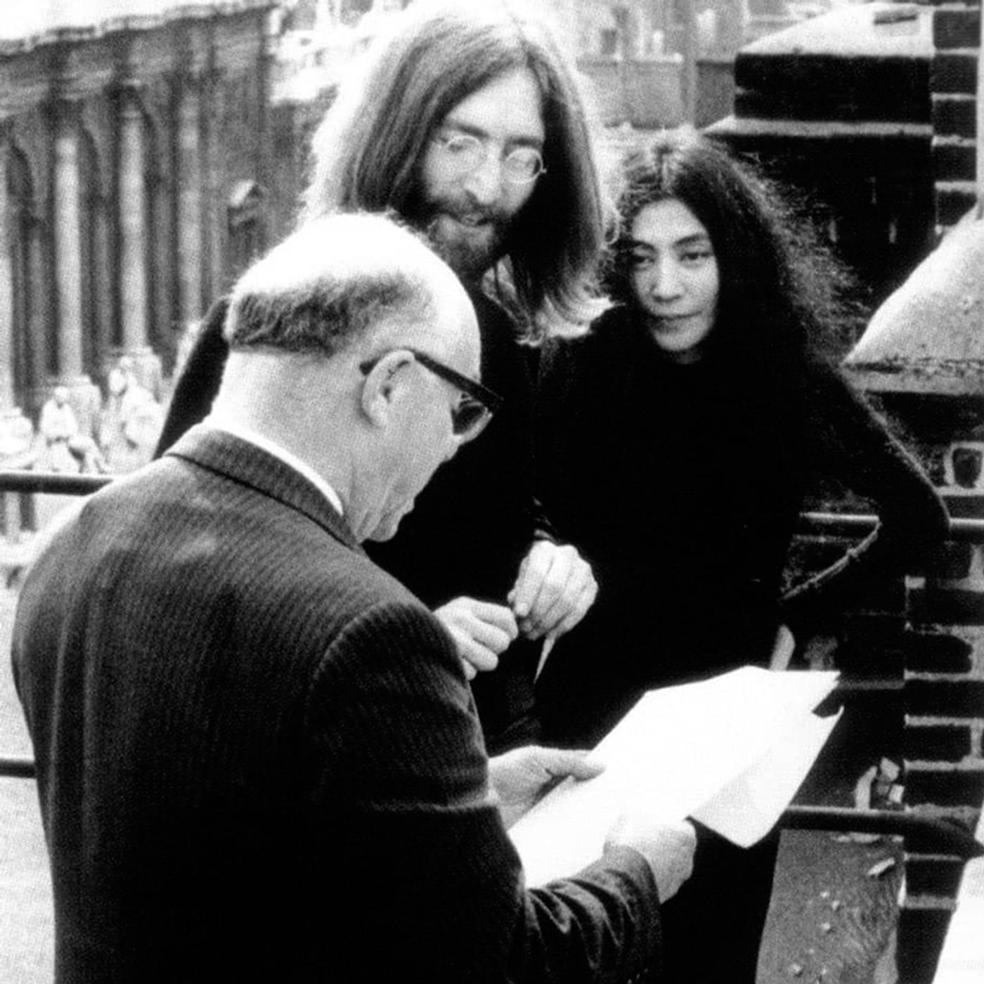 El Club de los Beatles: John Lennon cambió su nombre de John Winston Lennon a John Ono Lennon episode artwork