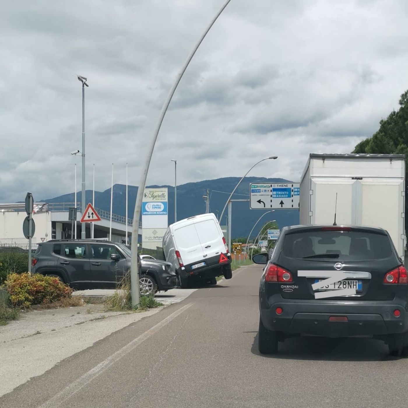 Scontro tra auto e furgone, interviene l’ambulanza episode artwork