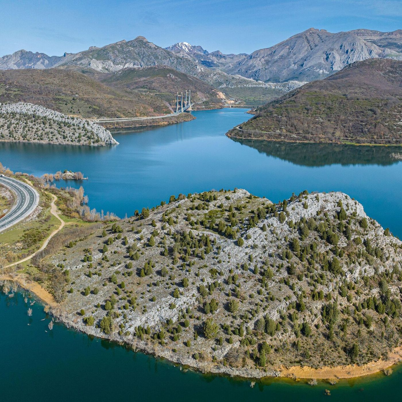 Prensa económica: Red Eléctrica se encomienda a los embalses tras el apagón: "Se han puesto el cinturón"