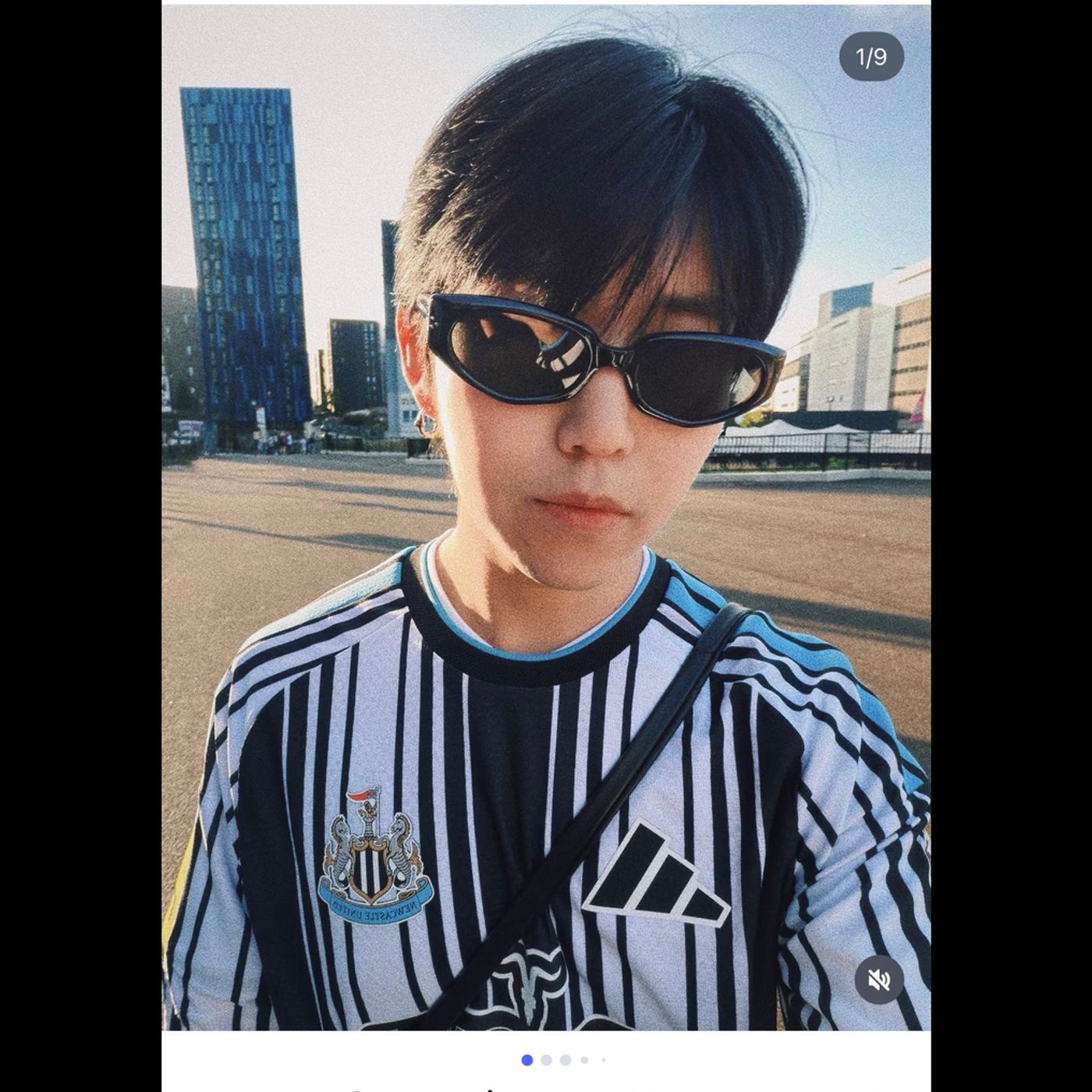 Mrs. GREEN APPLE 若井滉斗、サッカー観戦でロンドンへ　サングラスのセルフィーに「ユニフォーム似合う」「おしゃれすぎる！」